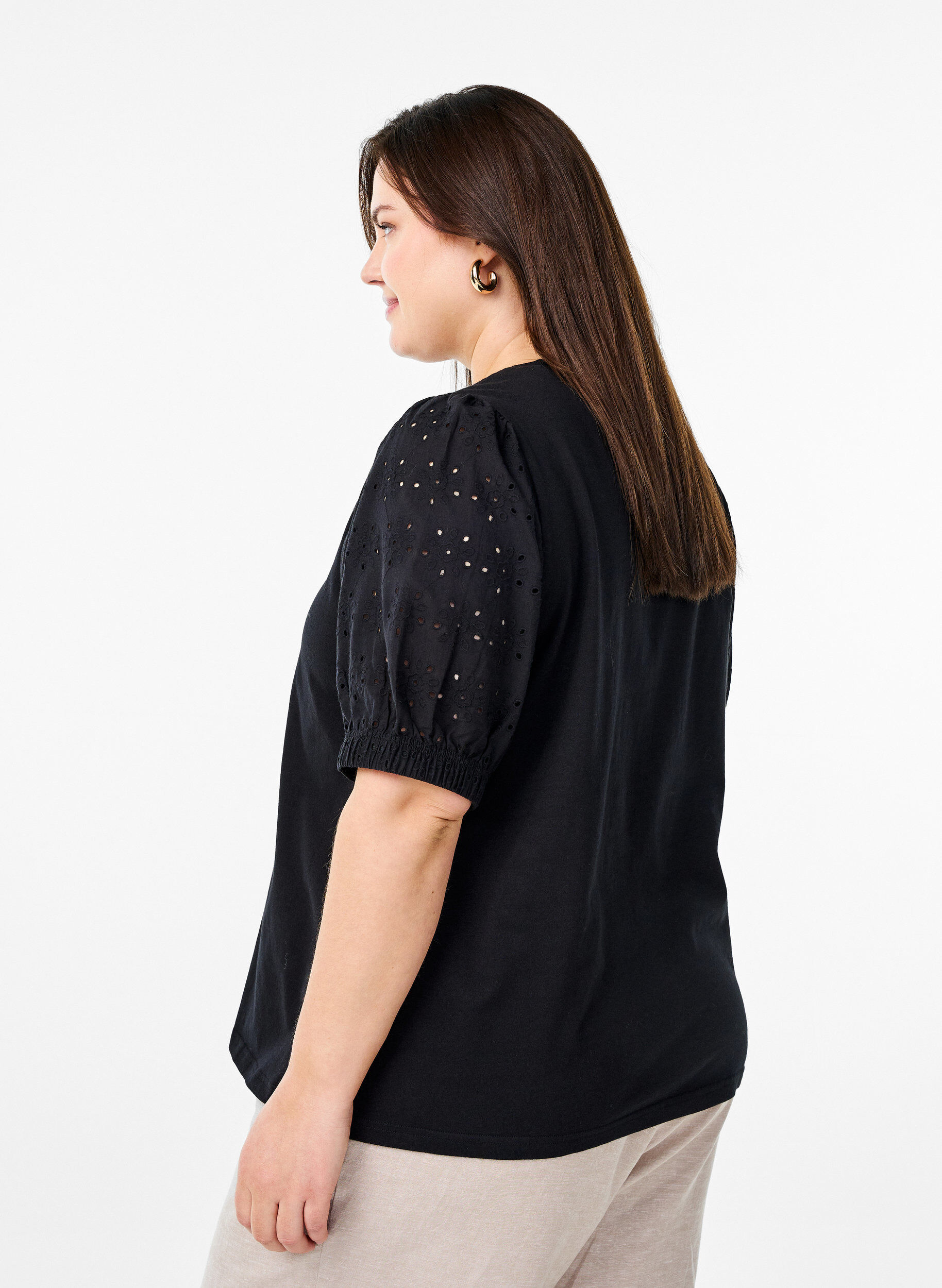 Zizzi T-shirt avec des manches en broderie anglaise, Noir, Model image number 2