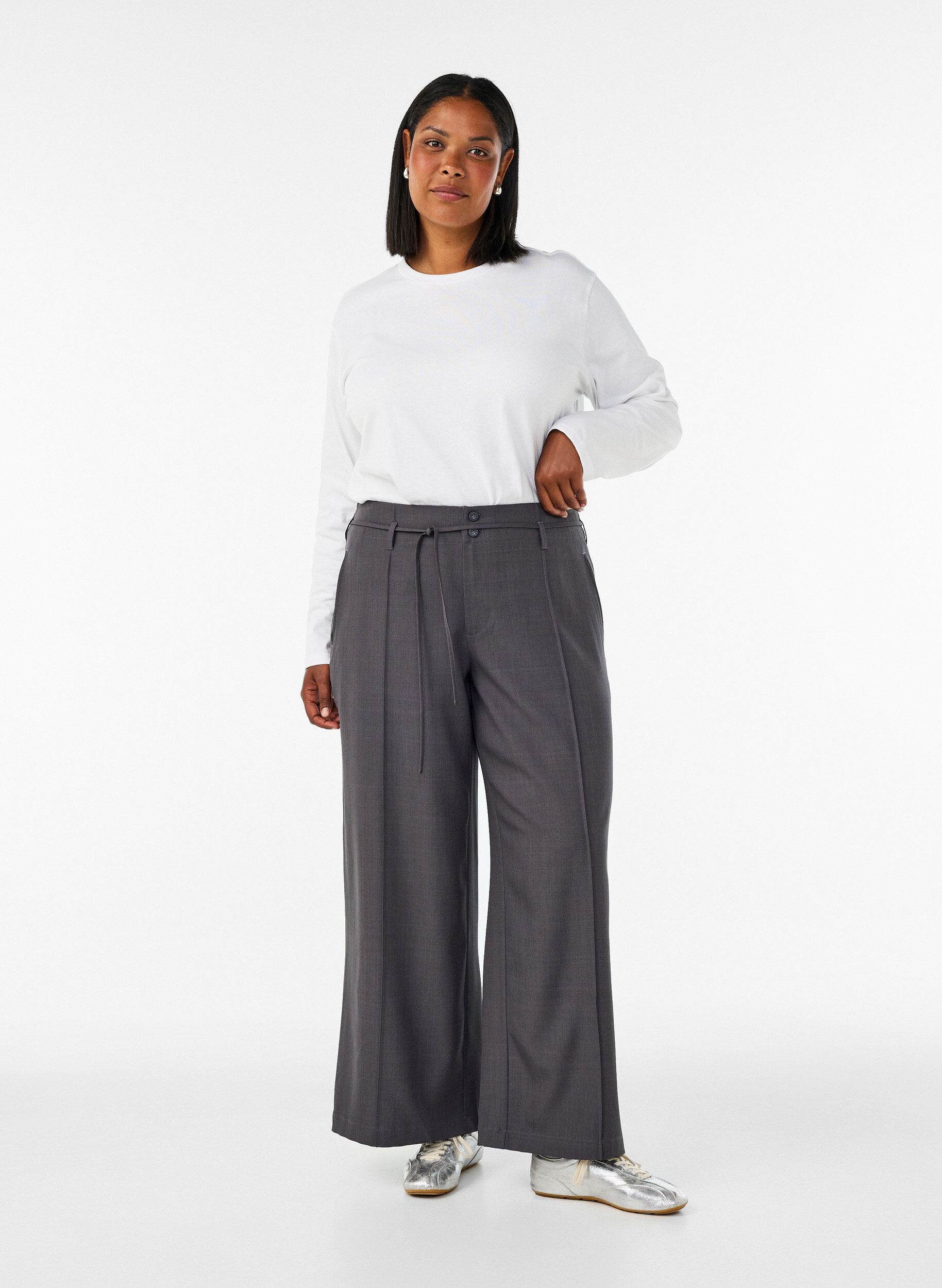 Pantalon de tailleur avec plis marqu&eacute;s et ceinture &agrave; nouer, Gris anthracite, Model