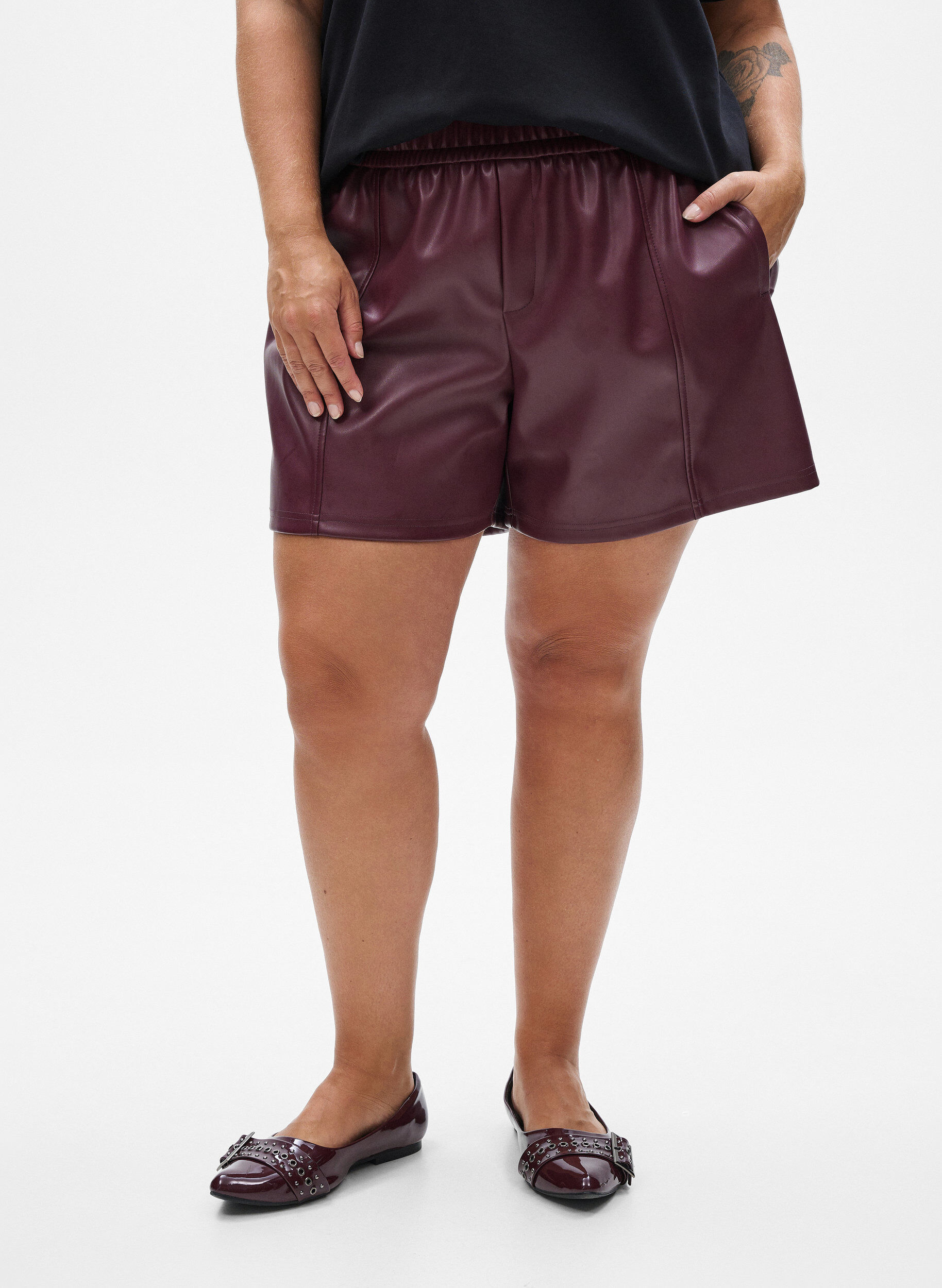 Zizzi Short ample en similicuir avec ceinture &eacute;lastique, Bordeaux fonc&eacute;, Model image number 3