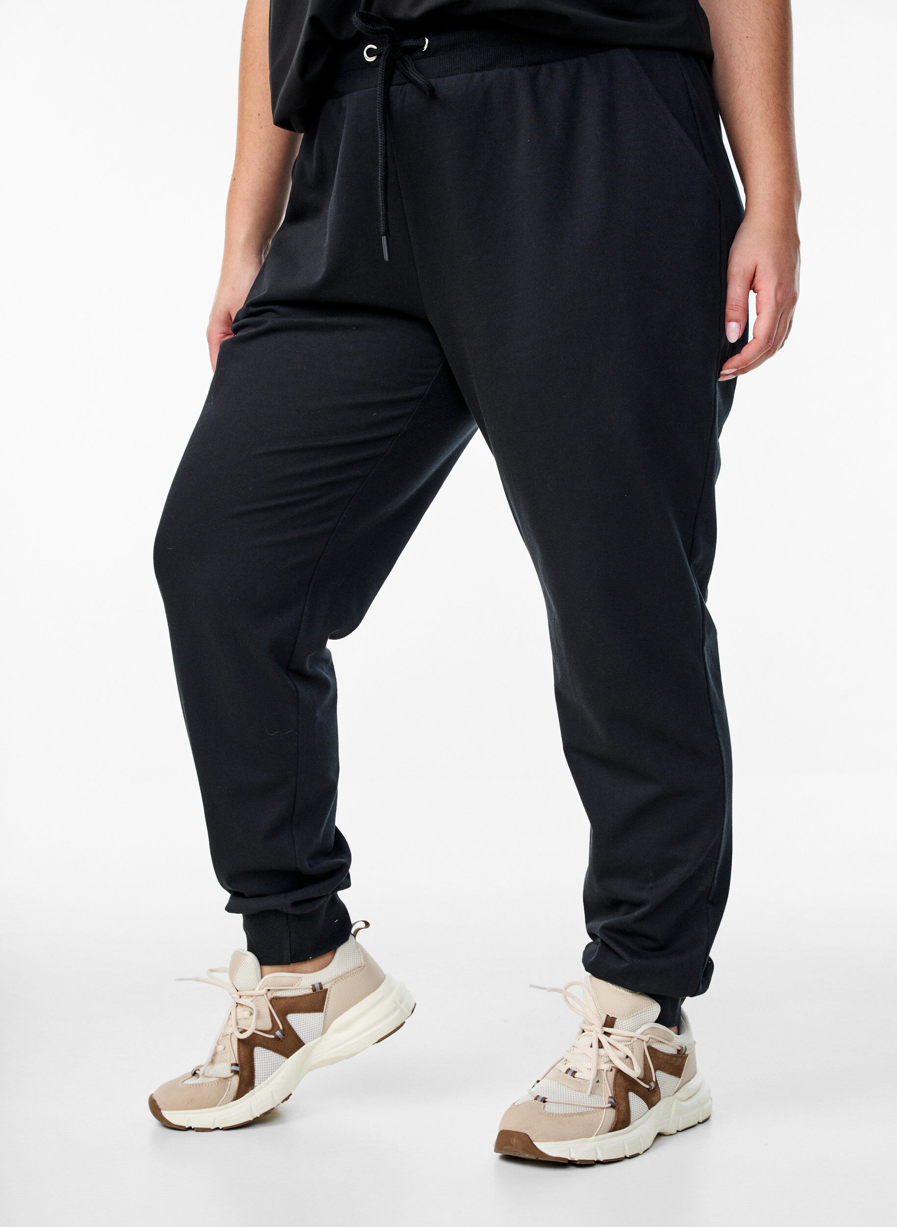 Pantalon de sport ample avec des poches, Noir, Model
