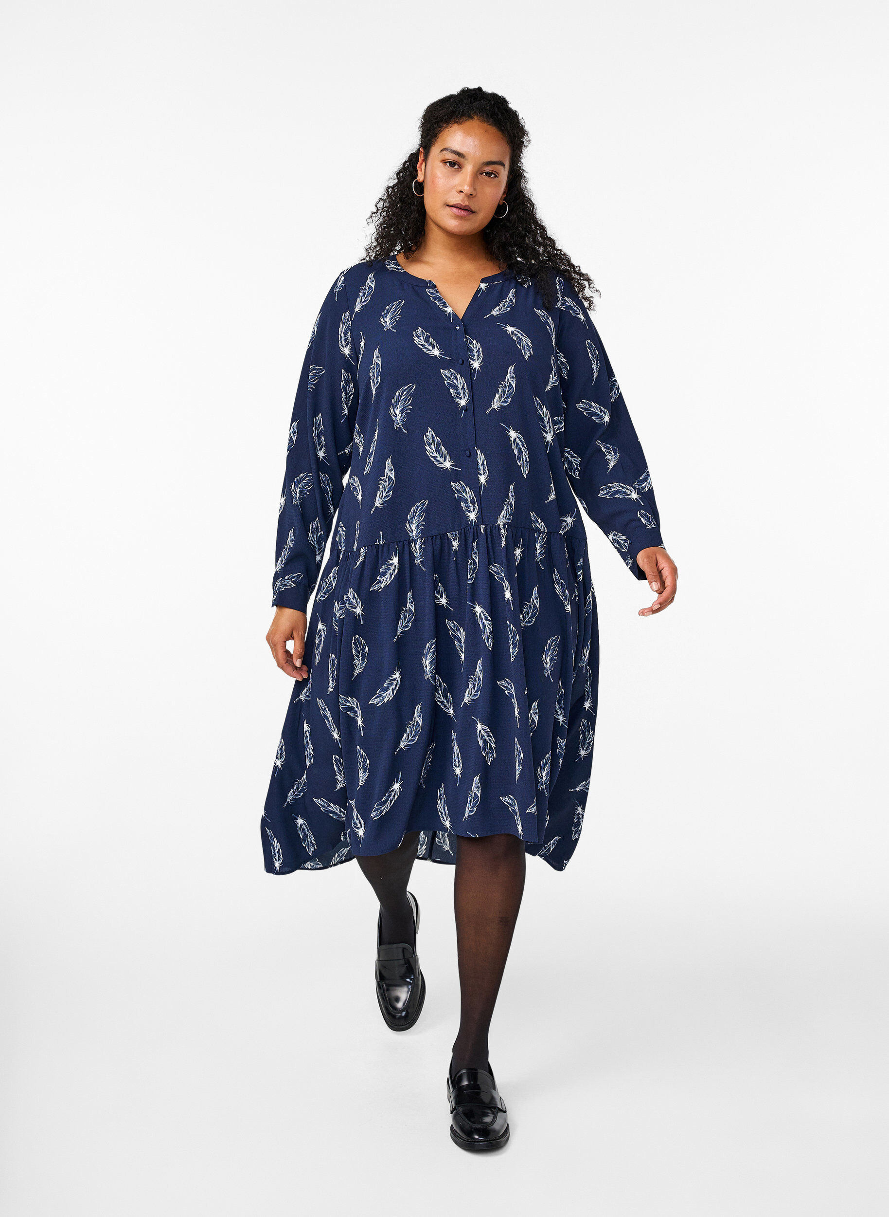 Zizzi Robes midi &agrave; manches longues, Navy B. Feather AOP, Model image number 0