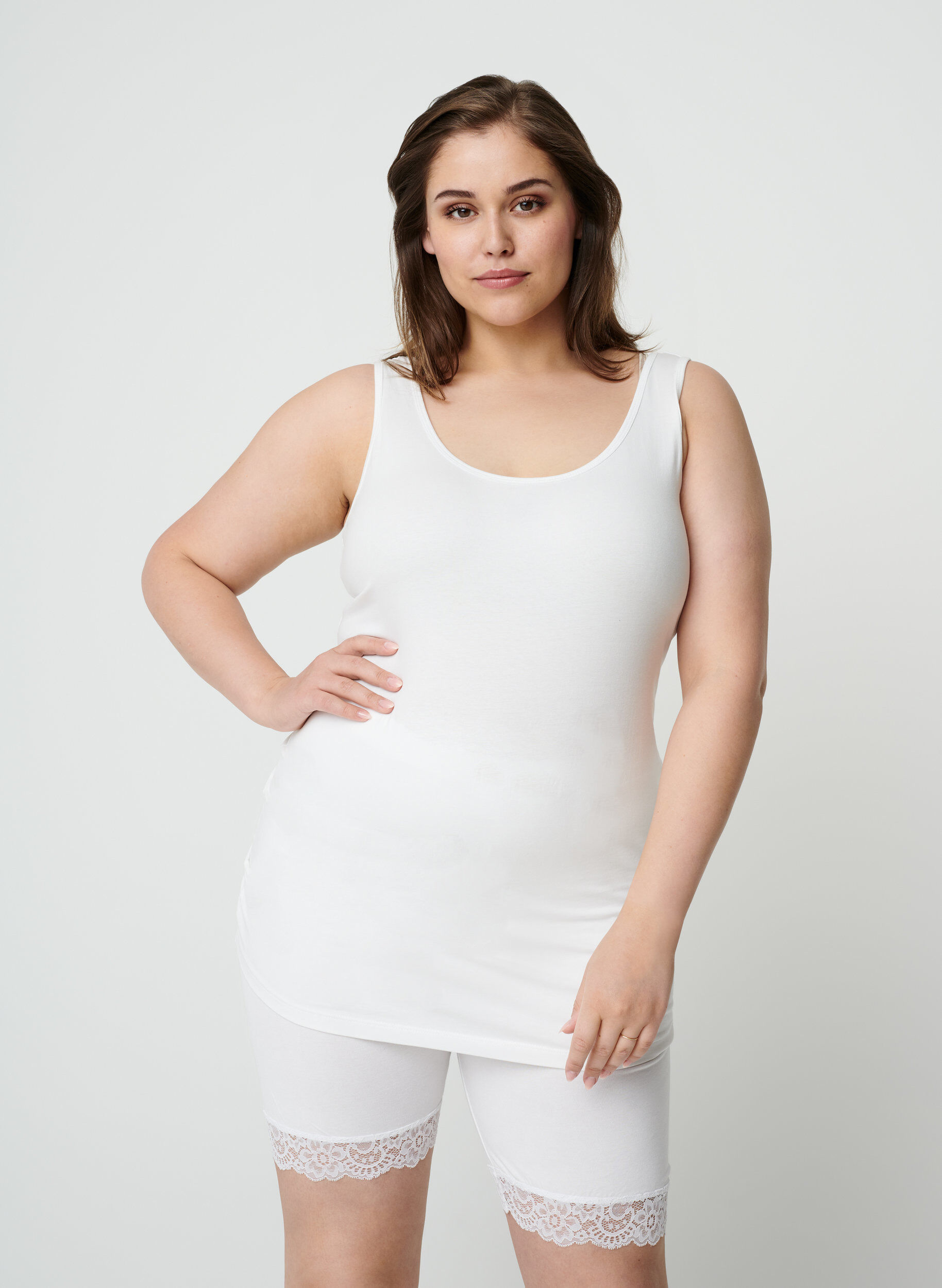 Zizzi Short de v&eacute;lo avec bordure en dentelle, Blanc, Model image number 0