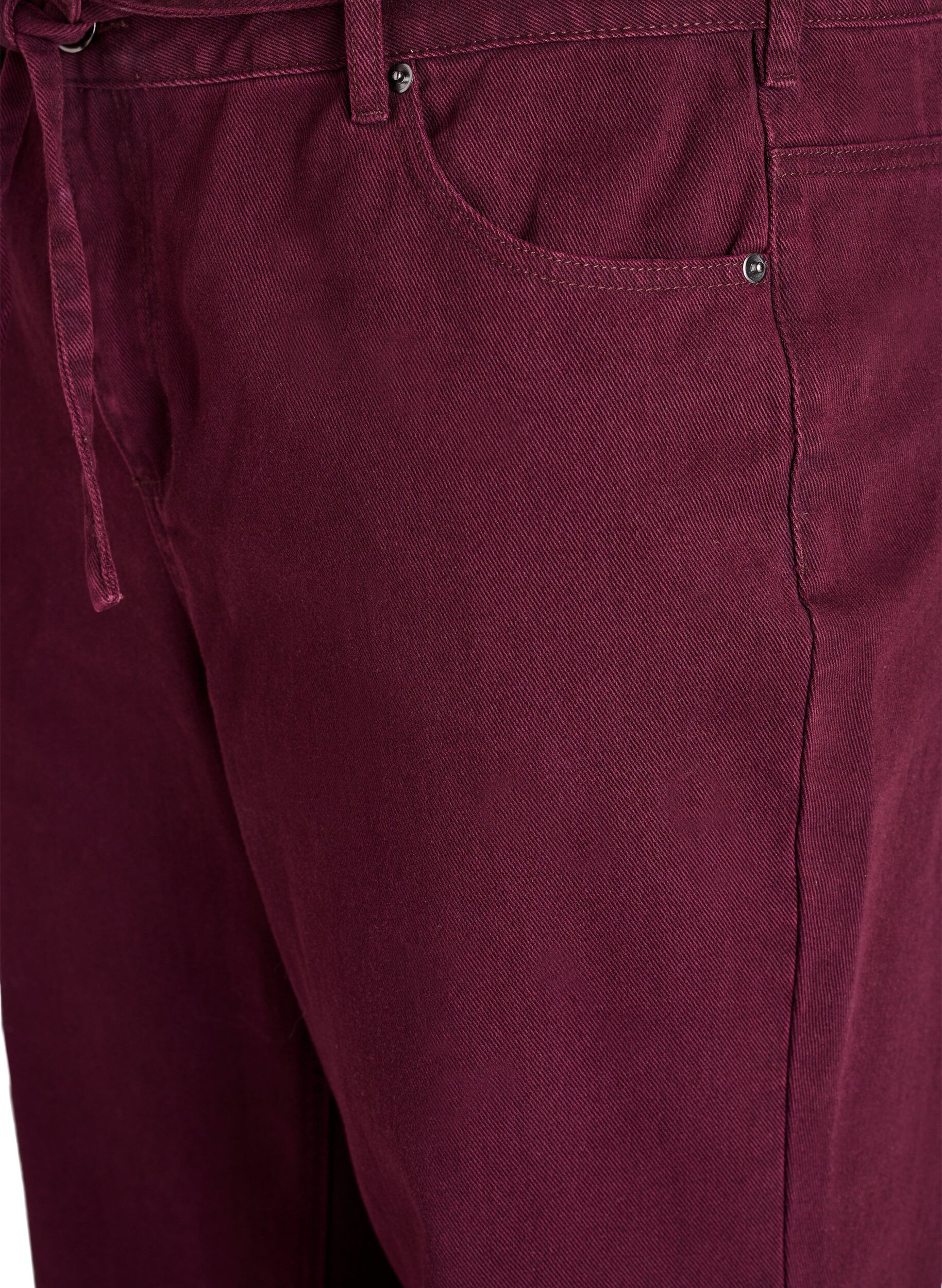 Zizzi Jean taille haute de couleur avec ceinture &agrave; nouer, Bordeaux, Packshot image number 2