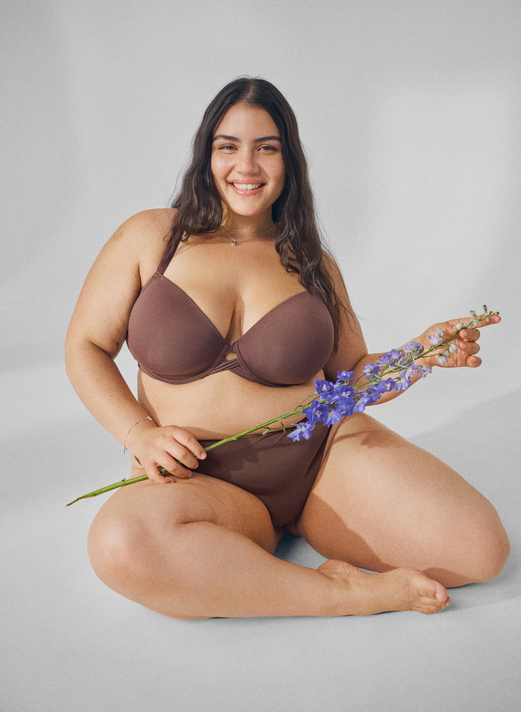 Zizzi Soutien-gorge moul&eacute; avec d&eacute;tail en forme de croix, Marron, Image image number 0