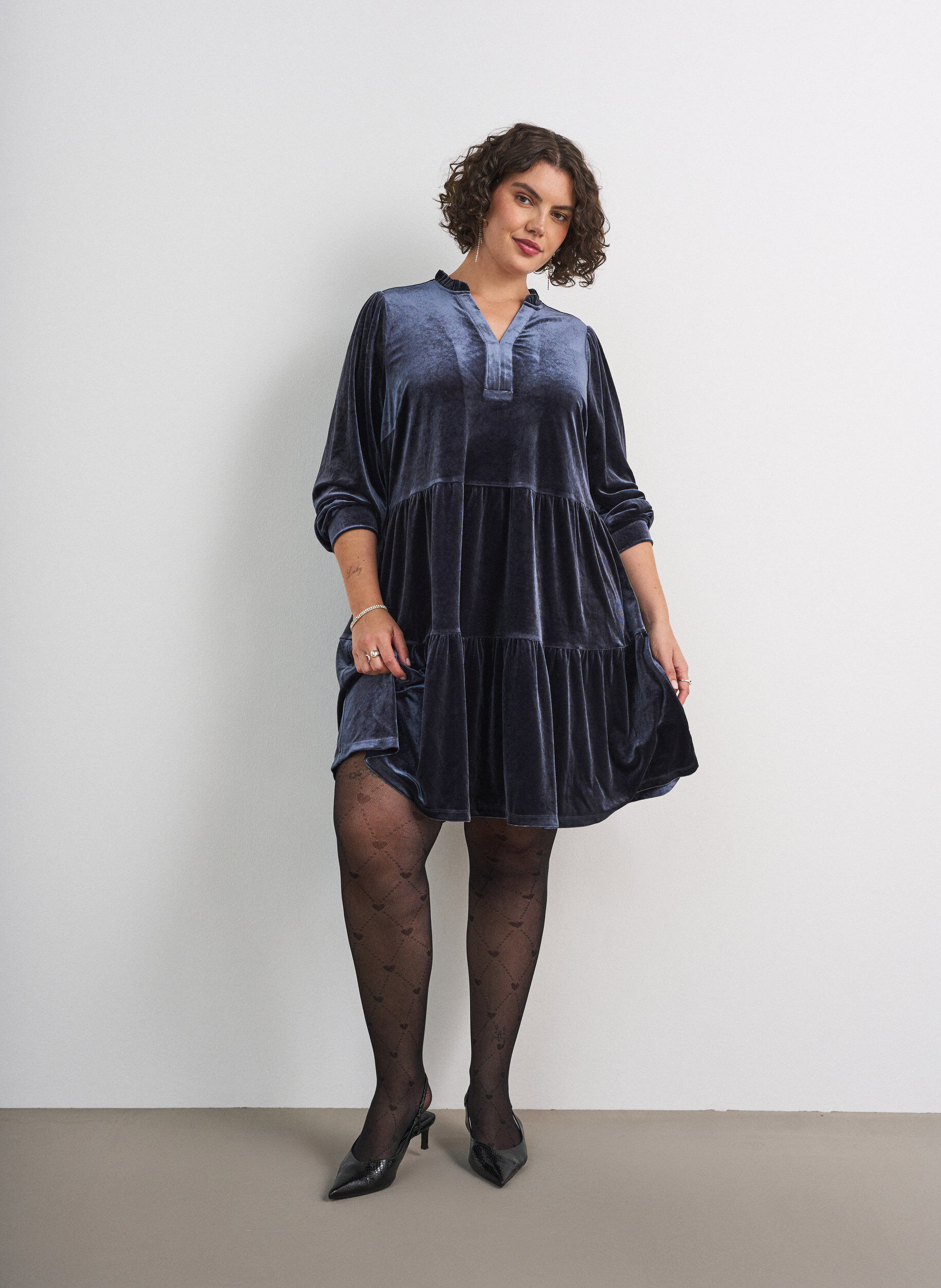 ZizziRobe courte en velours avec un col &agrave; volants et des manches longues, Bleu, Model image number 1