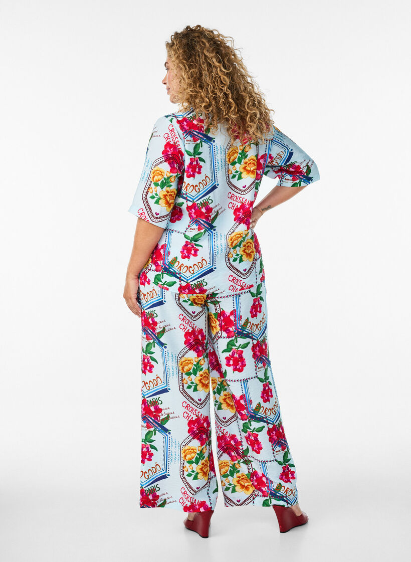 Pantalon &agrave; coupe droite avec un imprim&eacute; color&eacute;, Bleu Clair, Model image number 1