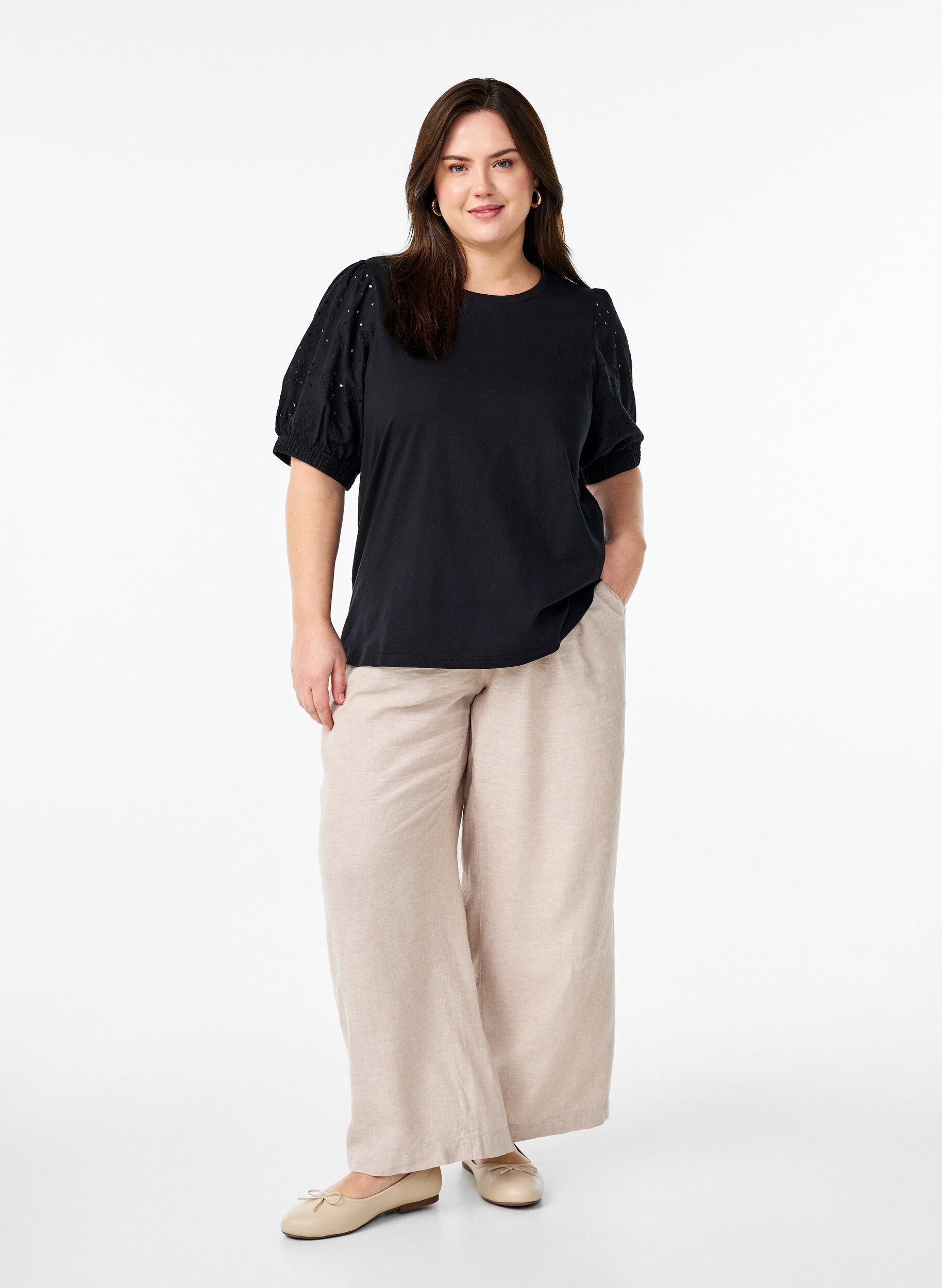 Zizzi T-shirt avec des manches en broderie anglaise, Noir, Model image number 1