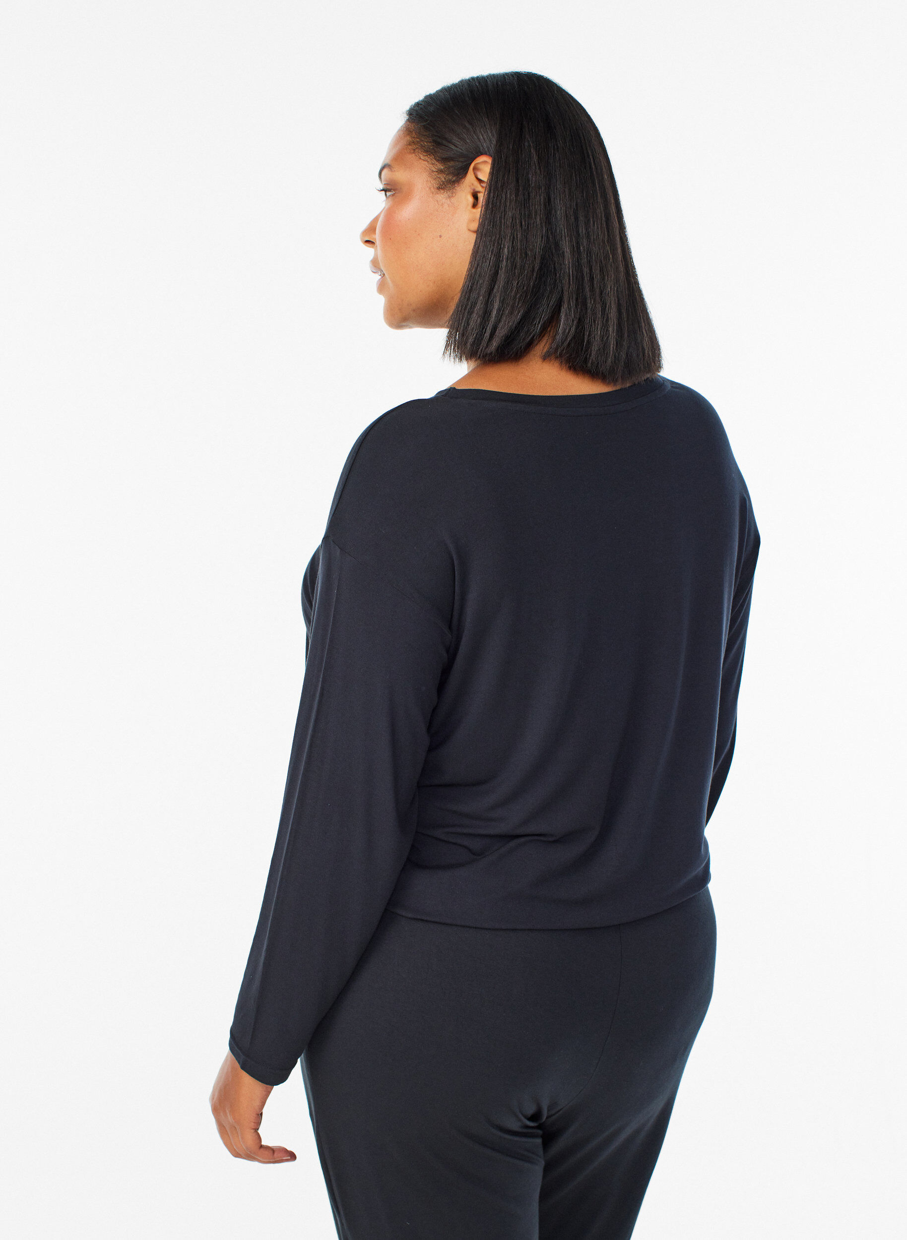 Zizzi Blouse de nuit en modal avec manches longues, Noir, Model image number 2