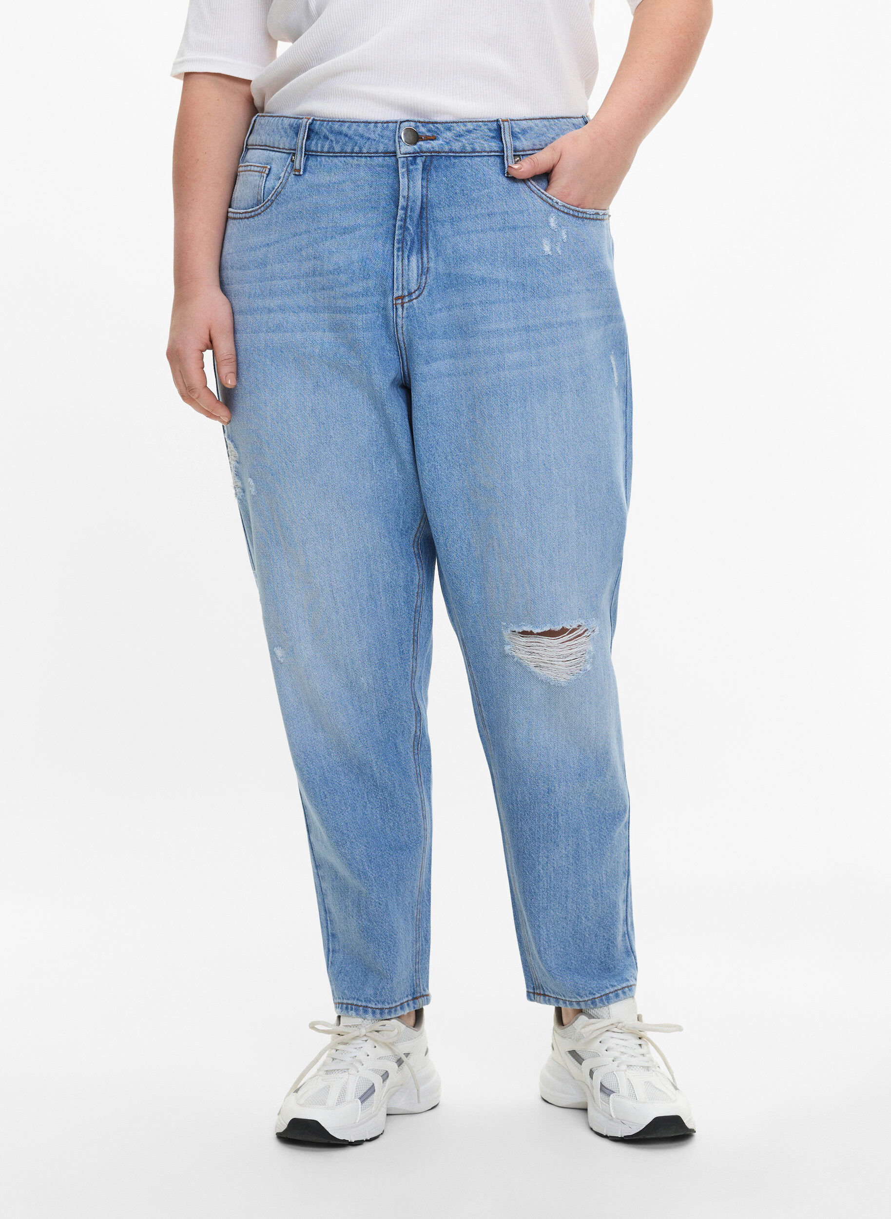 Zizzi Jeans Mille coupe momfit avec d&eacute;chirures, Light Blue, Model image number 2