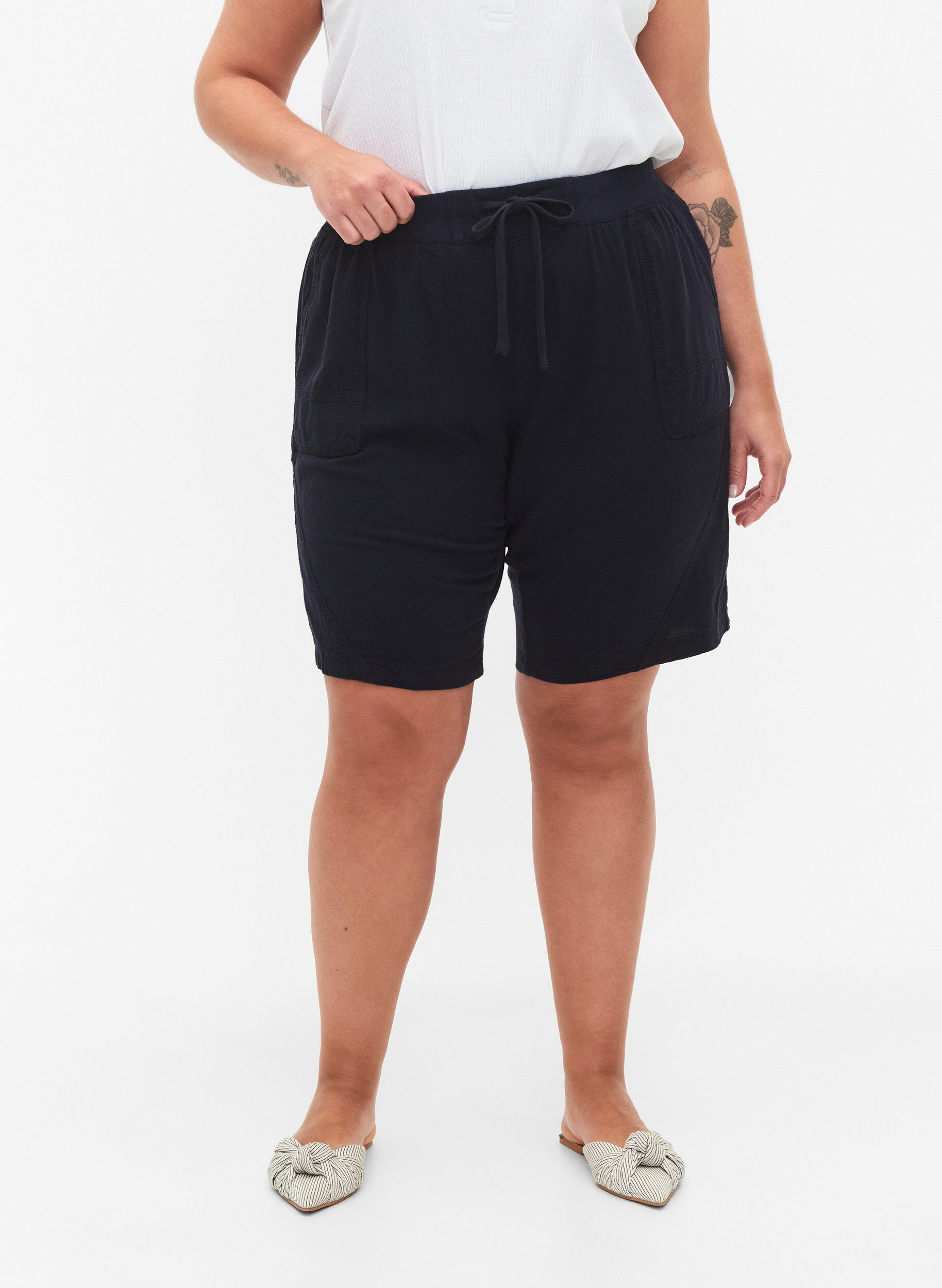 Zizzi Short en coton ample avec poches, Bleu, Model image number 4