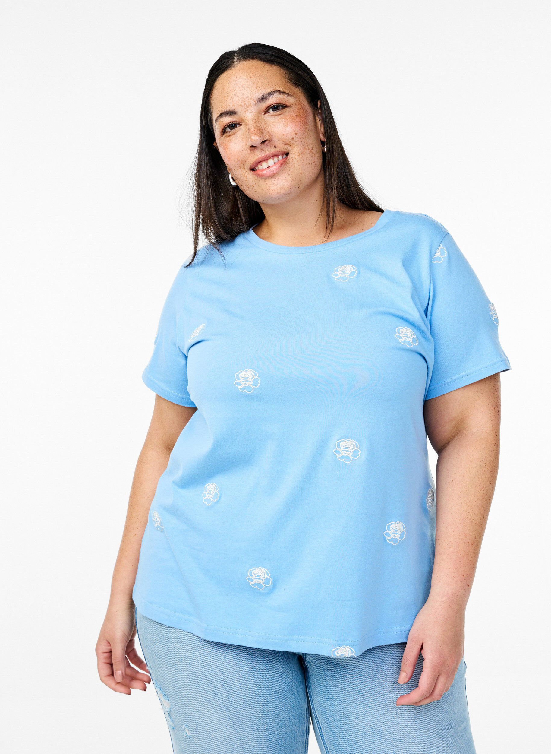 Zizzi T-shirt en coton biologique avec motifs brod&eacute;s, Bleu Clair, Model image number 0