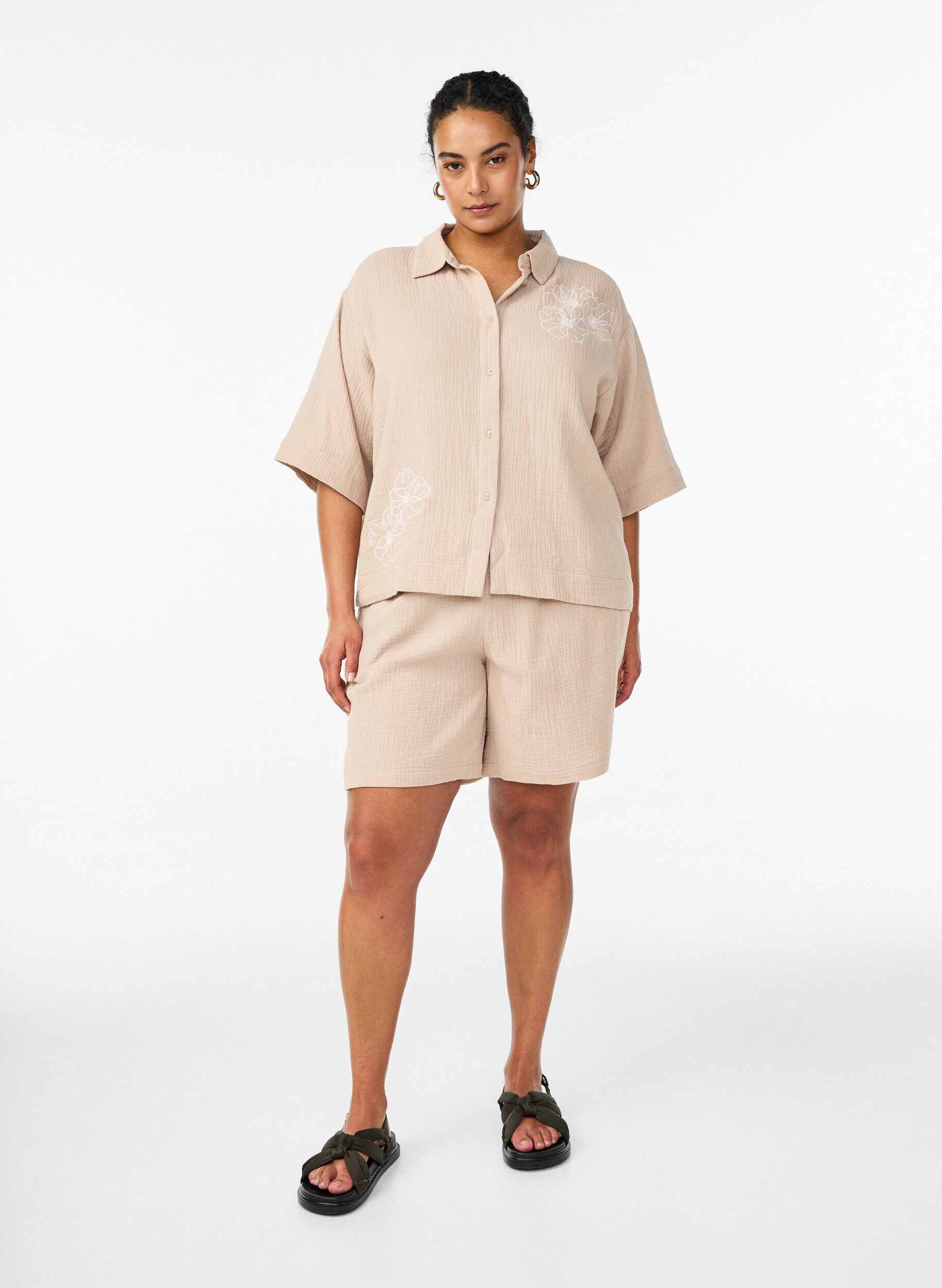Zizzi Chemise en mousseline de coton avec d&eacute;tails brod&eacute;s, Beige, Model image number 1