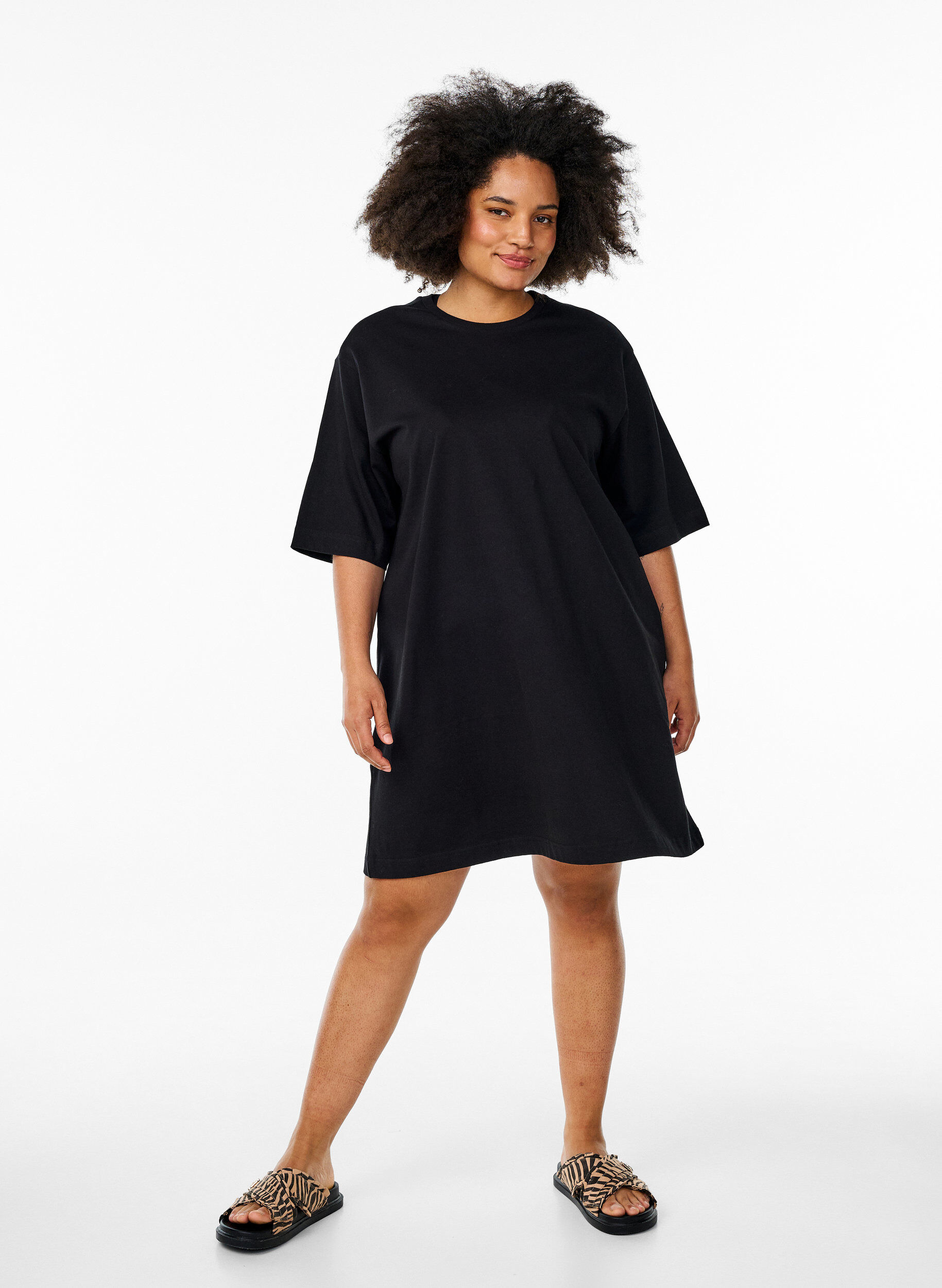 Zizzi Robe t-shirt en coton jusqu'aux genoux, Noir, Model image number 1