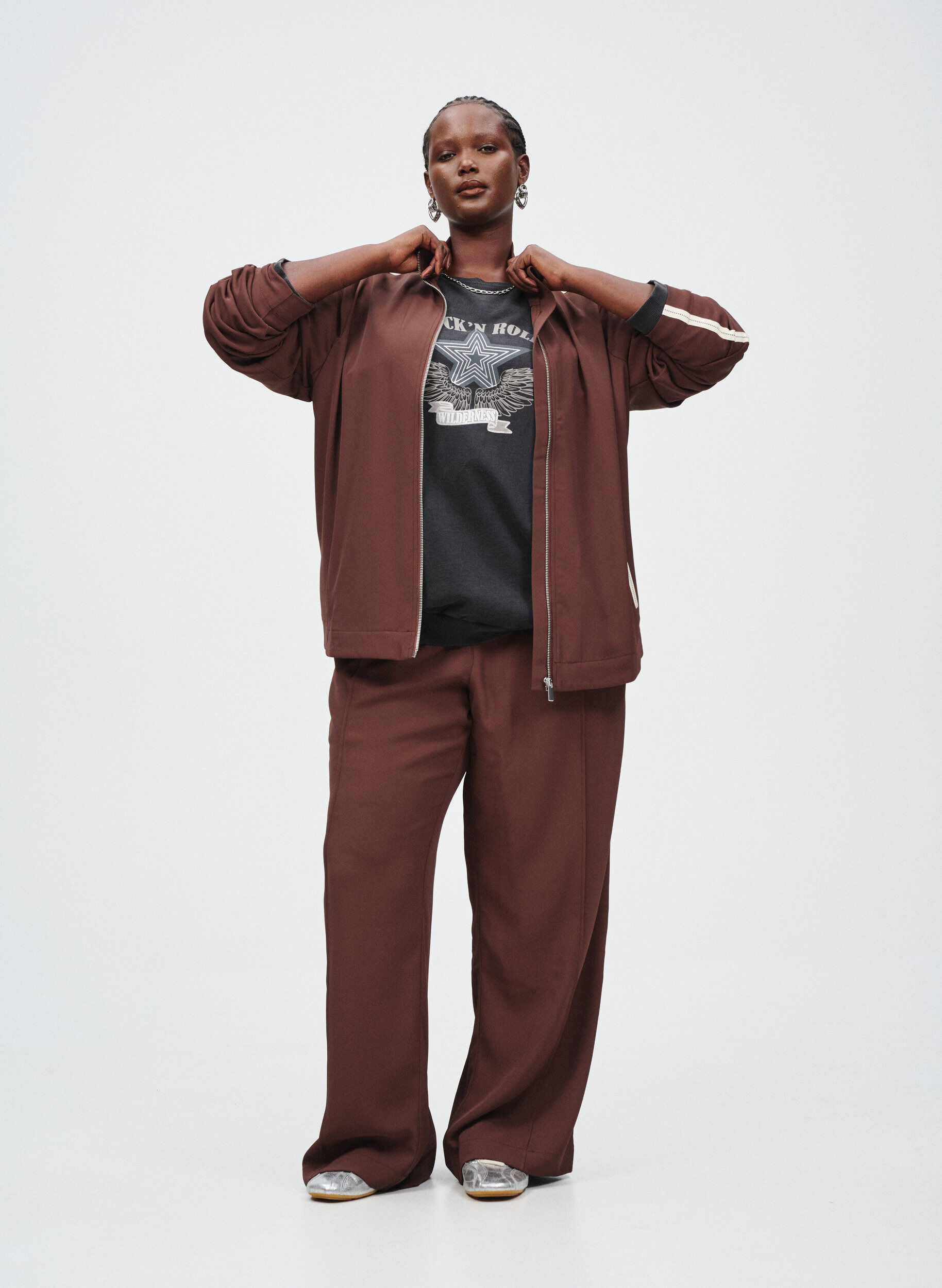 Zizzi Pantalon sport &agrave; jambes droites et bandes lat&eacute;rales, Bordeaux fonc&eacute;, Image image number 0