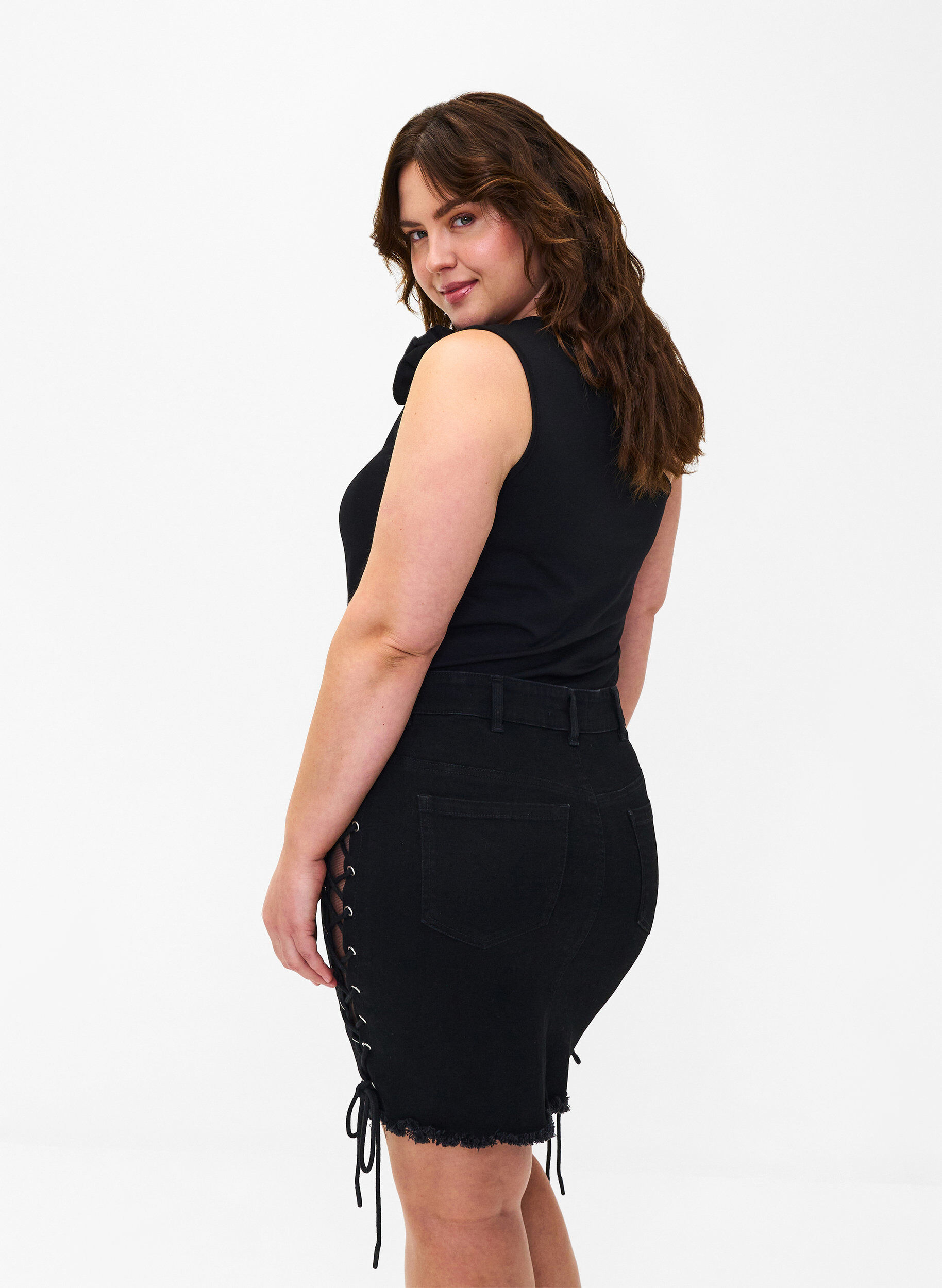 Zizzi Jupe courte en jean &agrave; lacets, Black, Model image number 1