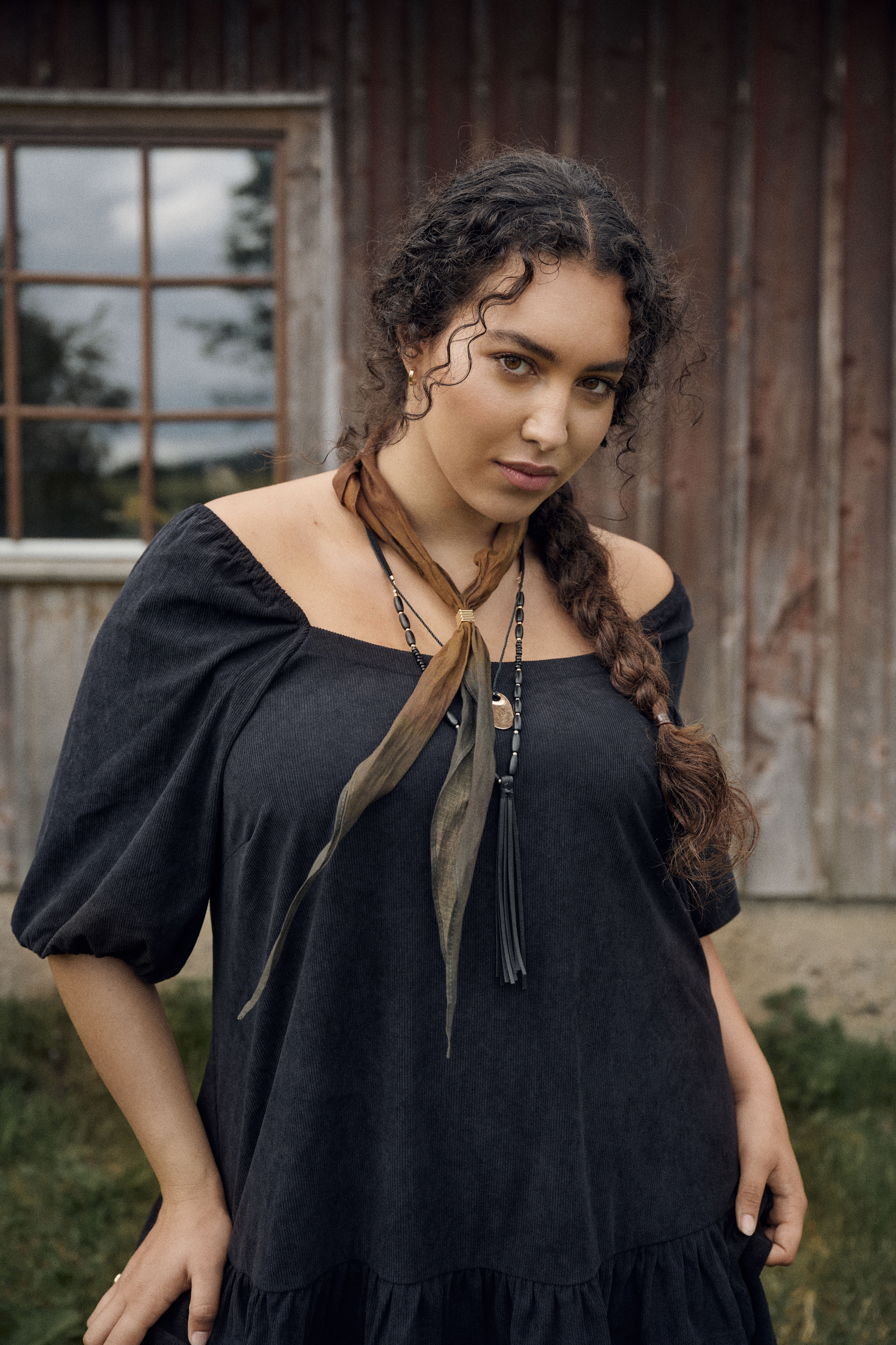 Zizzi Robe en velours &agrave; encolure carr&eacute;e, , Model