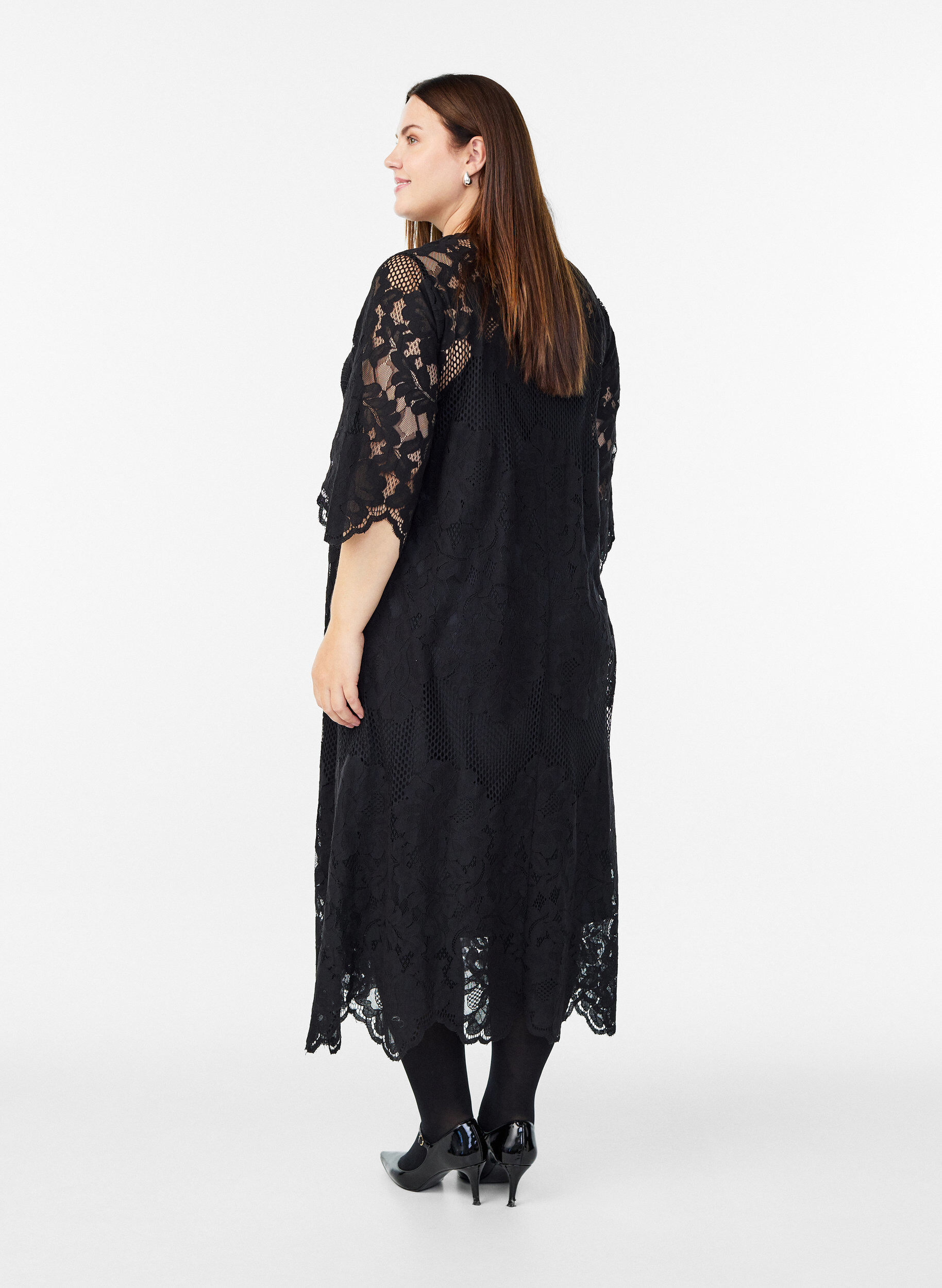 Zizzi Robe midi en dentelle avec un d&eacute;collet&eacute; en V, Noir, Model image number 1