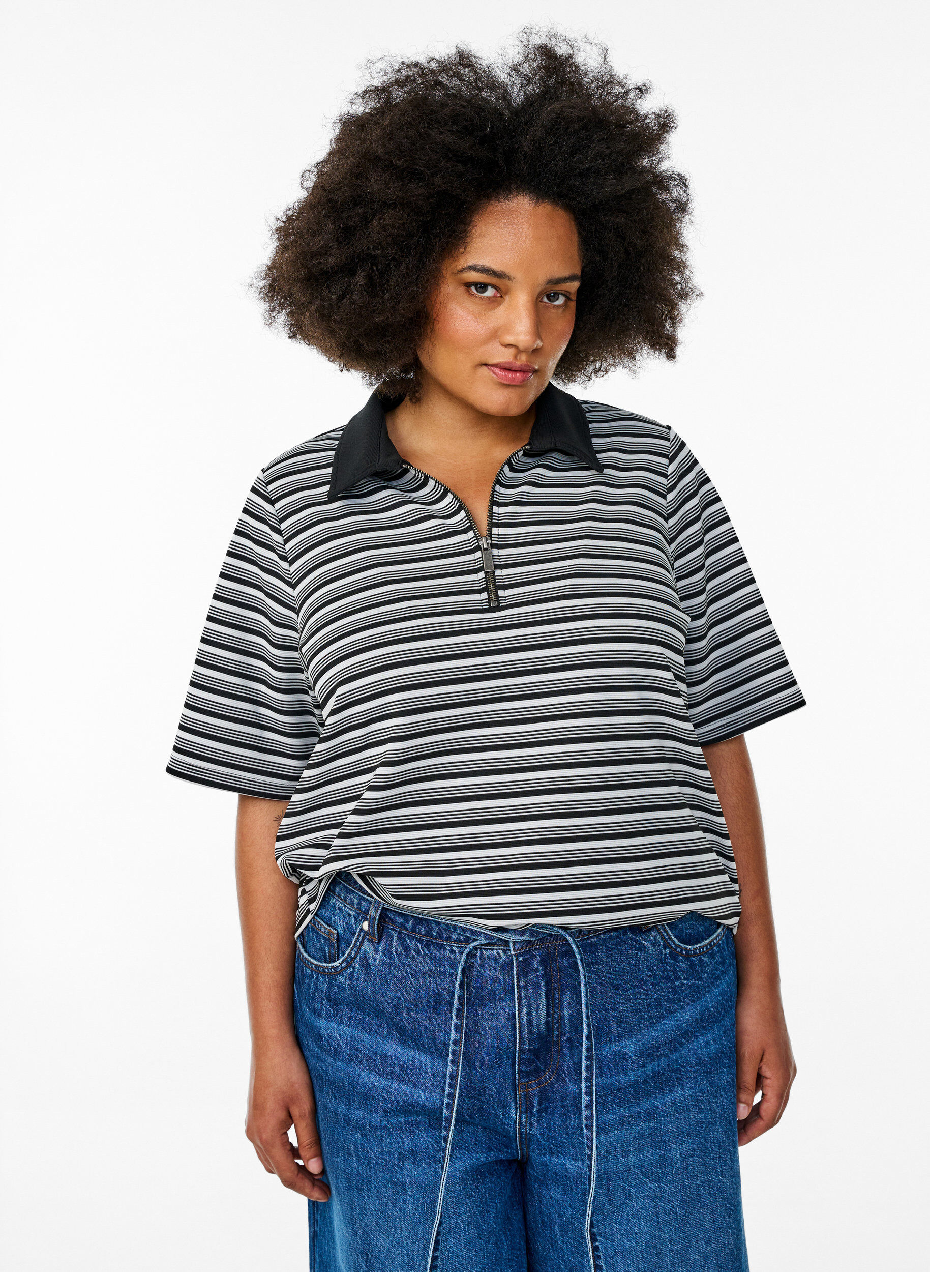 Zizzi Polo ray&eacute; &agrave; manches courtes et fermeture &eacute;clair, Noir, Model image number 0