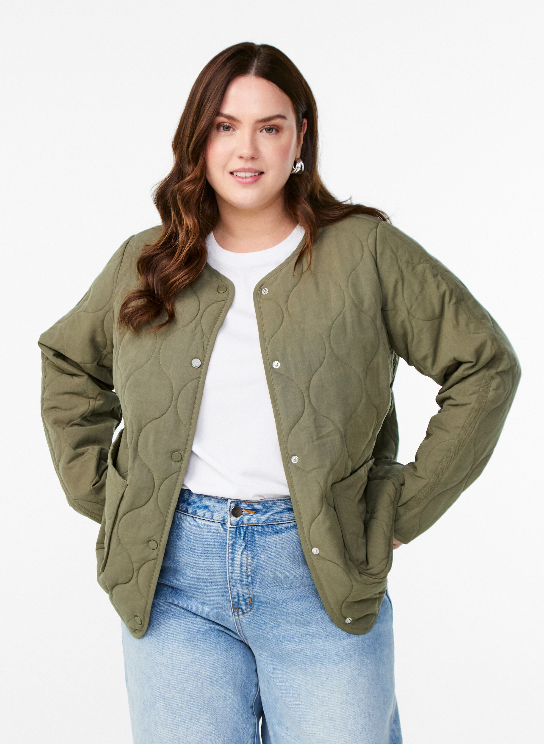 Zizzi Veste matelass&eacute;e avec boutons et poches, Vert fonc&eacute;, Model image number 0