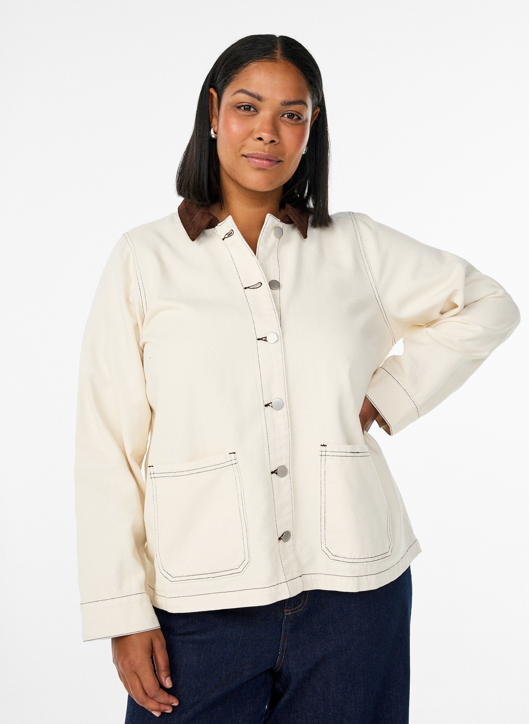 Zizzi Veste en jean de couleur avec col contrastant, Vanille, Model image number 0