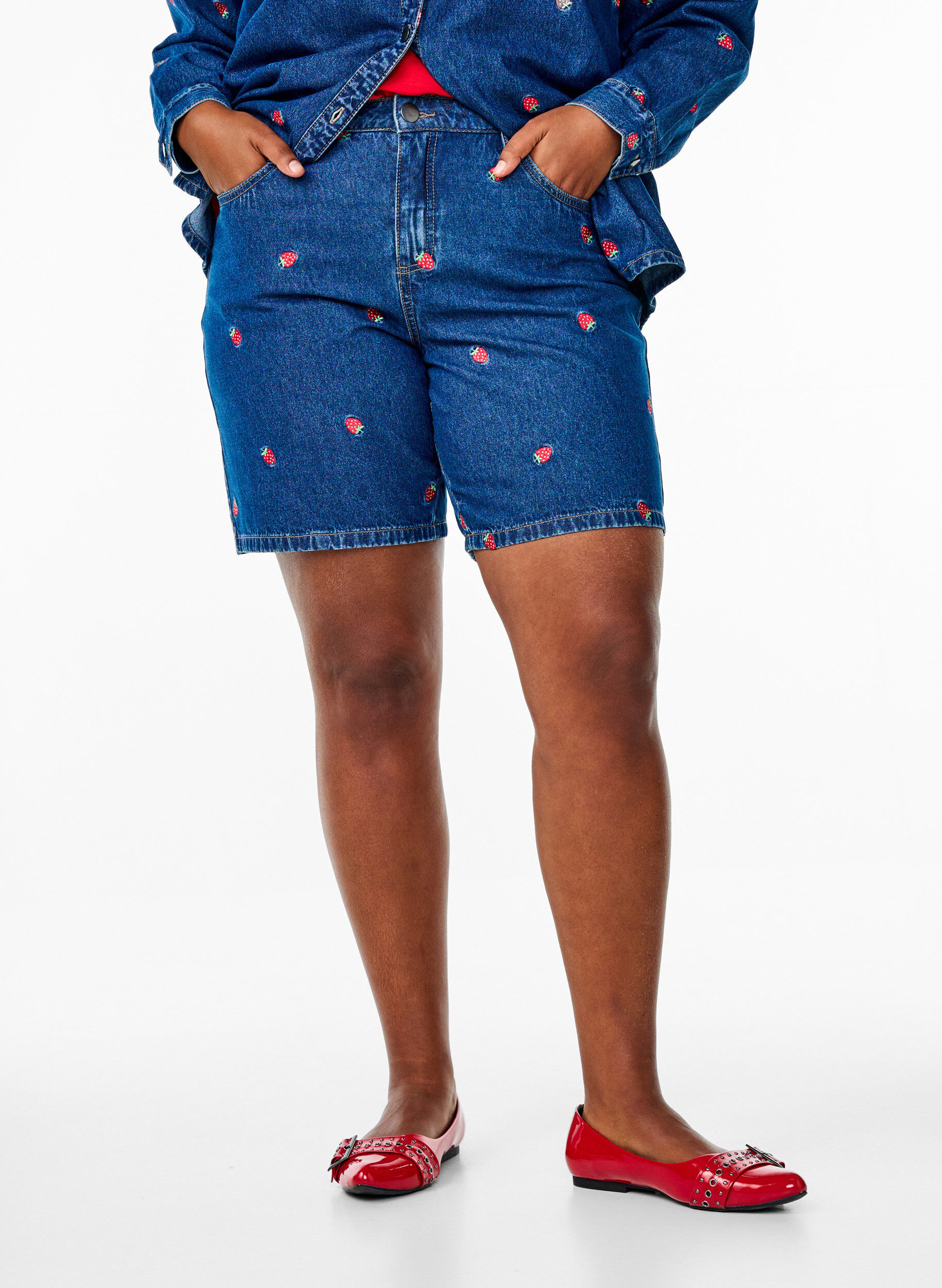 Zizzi Shorts en jean avec fraises brod&eacute;es, Bleu, Model image number 2