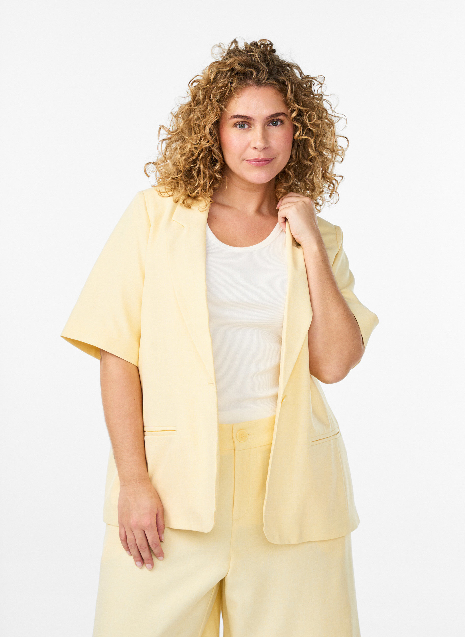 Zizzi Blazer avec manches courtes et revers, Jaune clair, Model image number 0