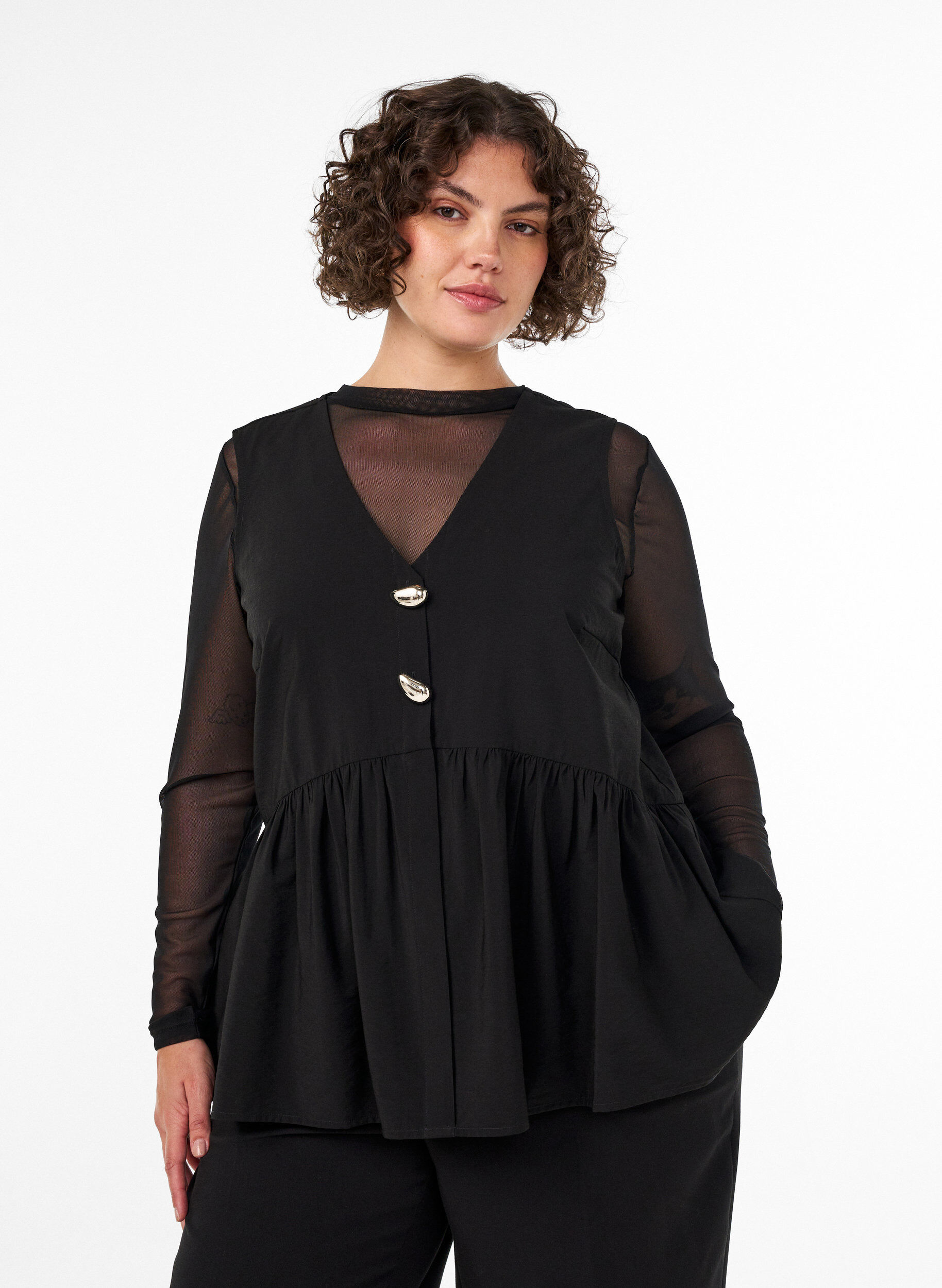 Blouse p&eacute;plum sans manches avec boutons d&eacute;coratifs, Noir, Model