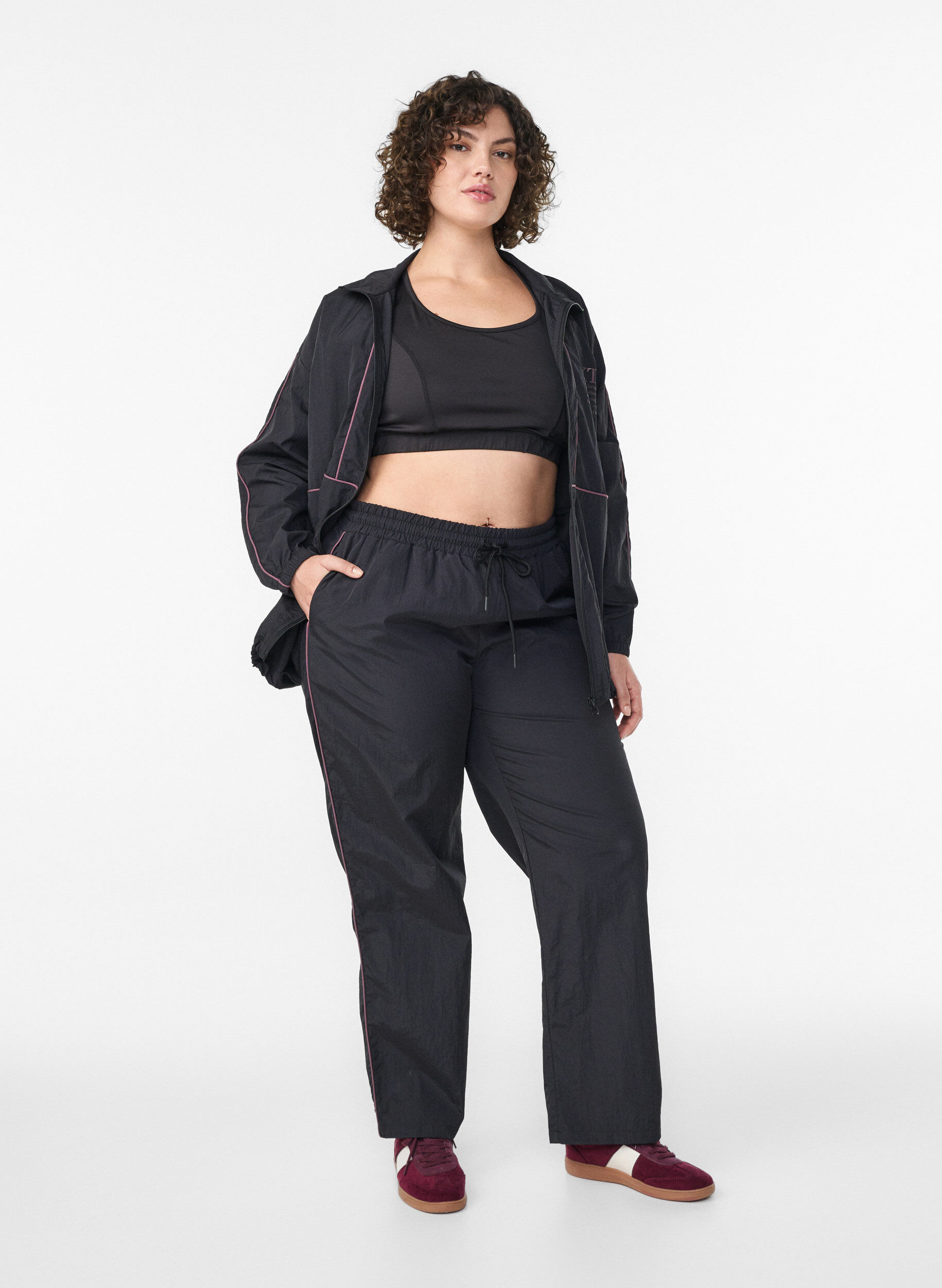 Pantalon l&eacute;ger avec passepoil contrastant et taille haute, Noir, Model