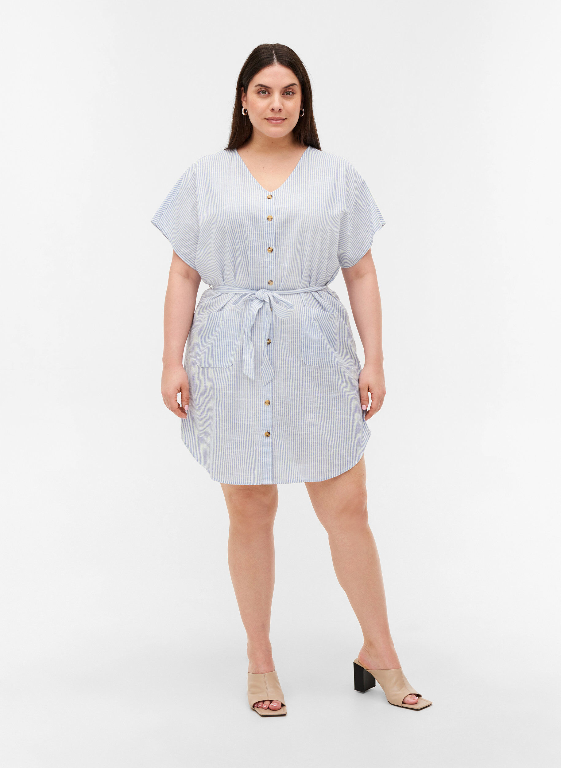 Zizzi Robe chemise ray&eacute;e en coton avec poches, Country Blue Stripe, Model image number 2
