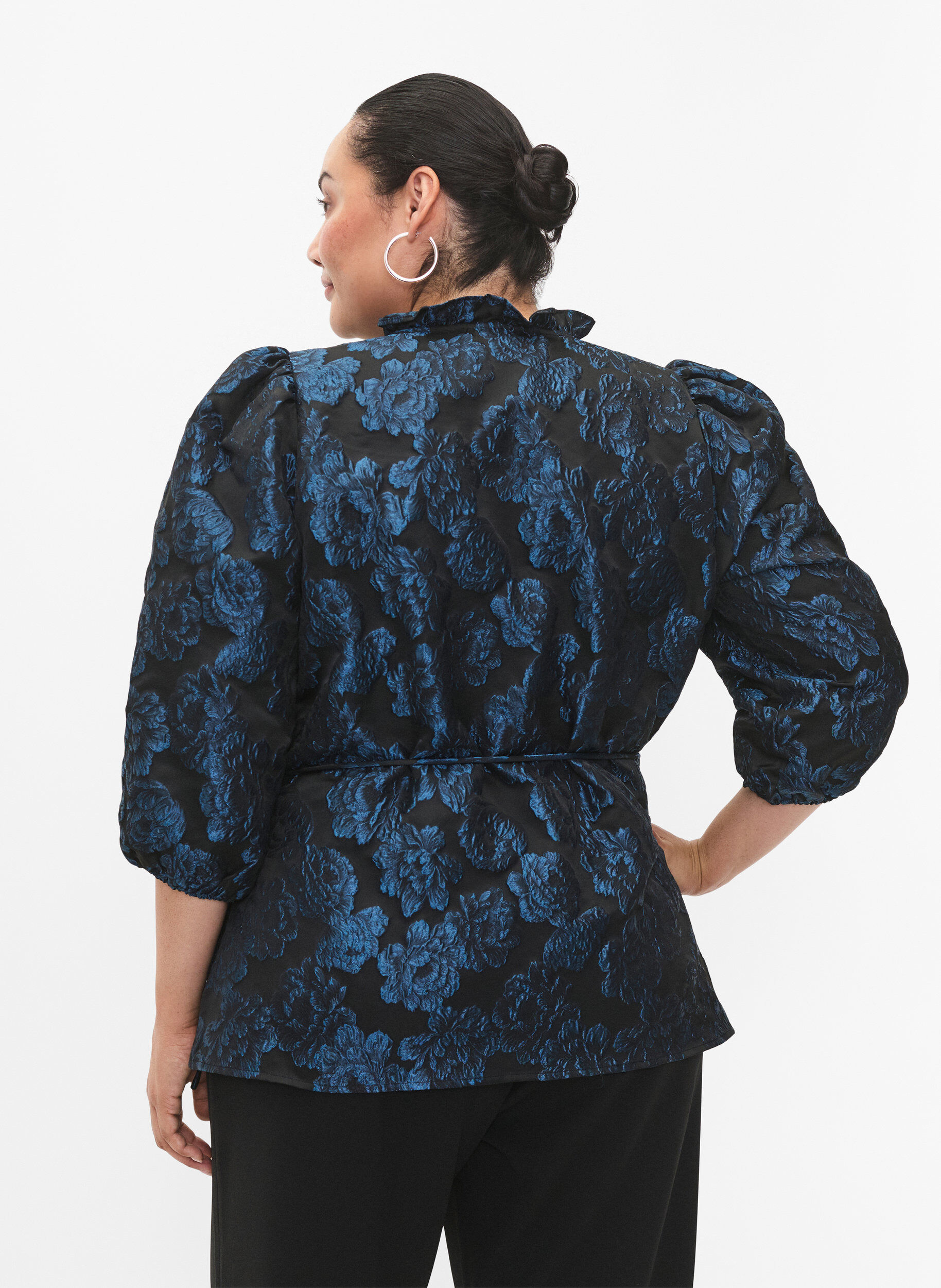Zizzi Blouse cache-c&oelig;ur en jacquard &agrave; manches 3/4, Black Blue, Model image number 1