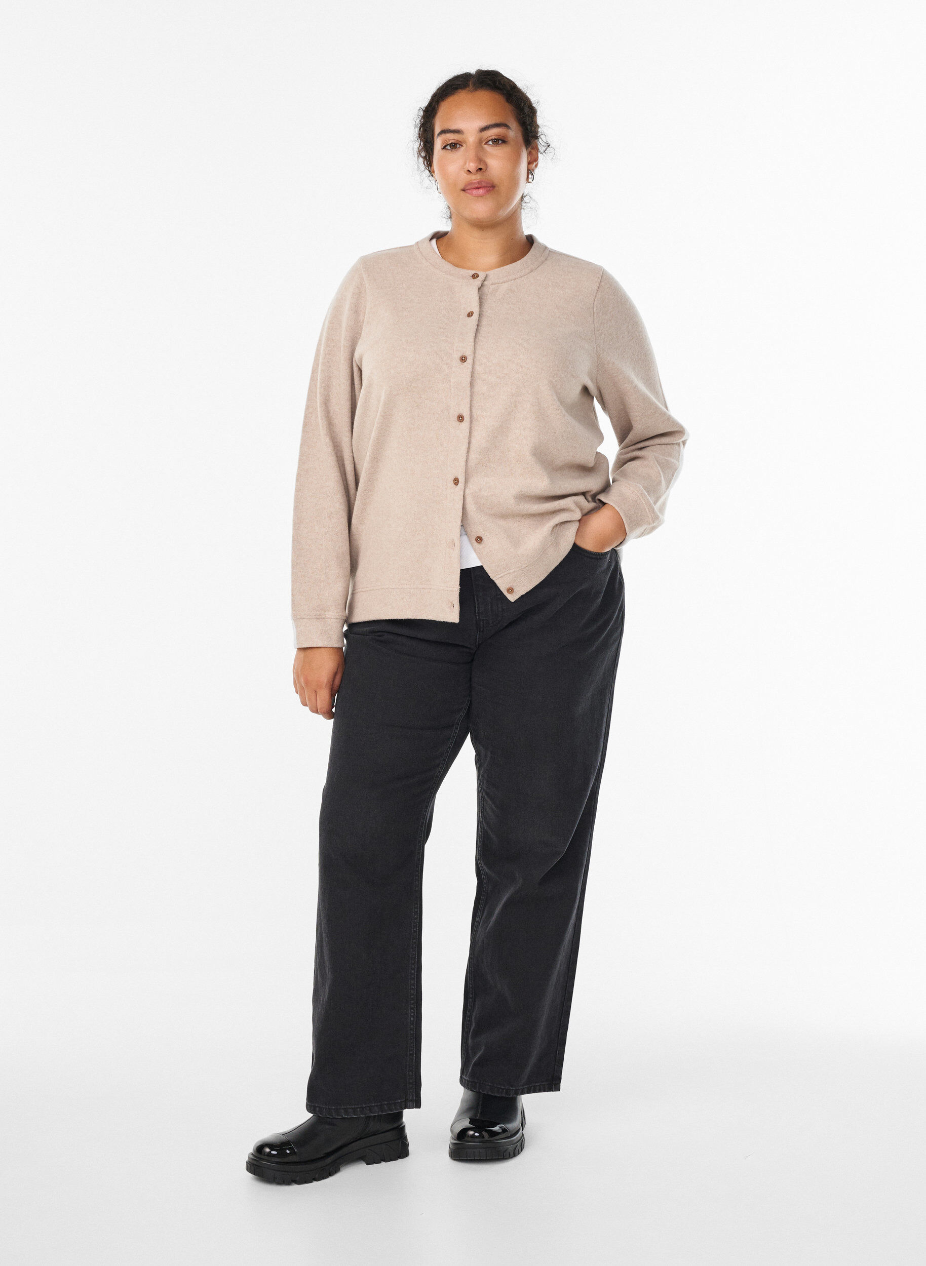 Zizzi Cardigan en jersey &agrave; col rond et boutons, Beige, Model image number 1