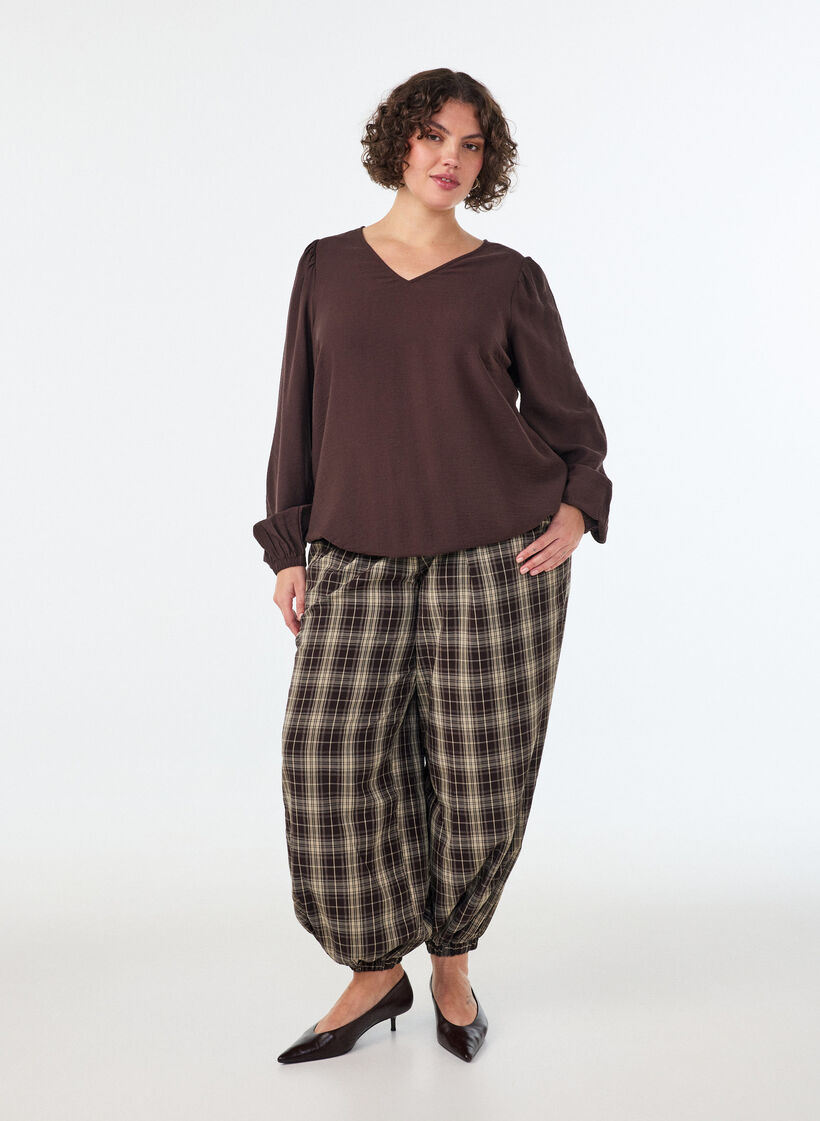 Blouse en viscose &agrave; col V et coupe ballon, Marron, Model image number 1