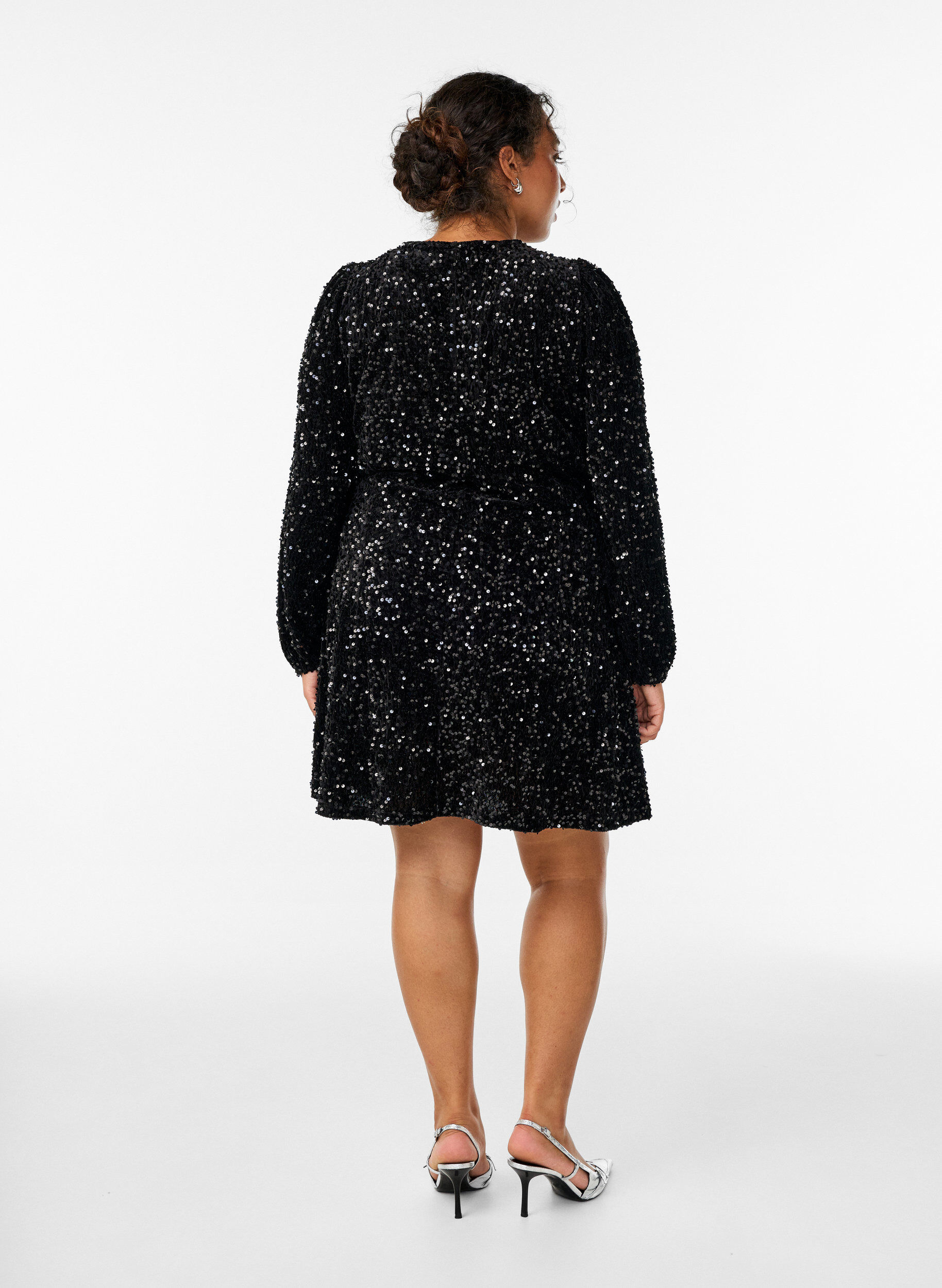 Zizzi Robe courte &eacute;vas&eacute;e &agrave; sequins, Noir, Model image number 2