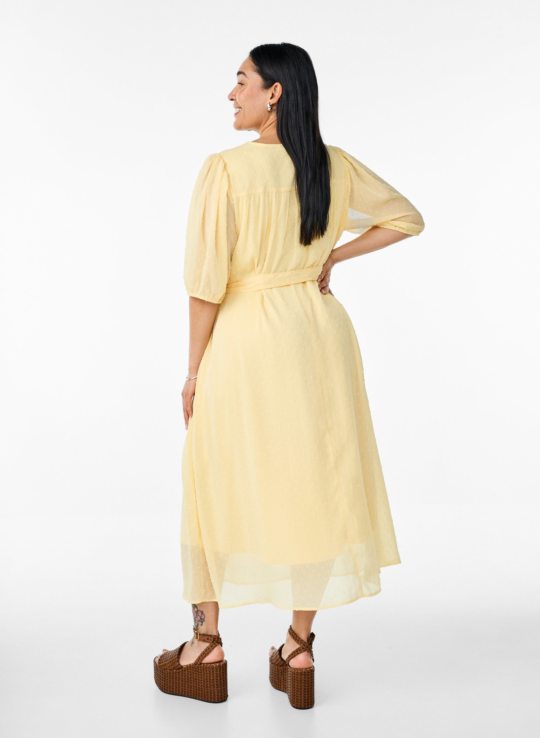 Zizzi Robe midi &agrave; encolure en V avec attaches &agrave; nouer, Jaune clair, Model image number 1