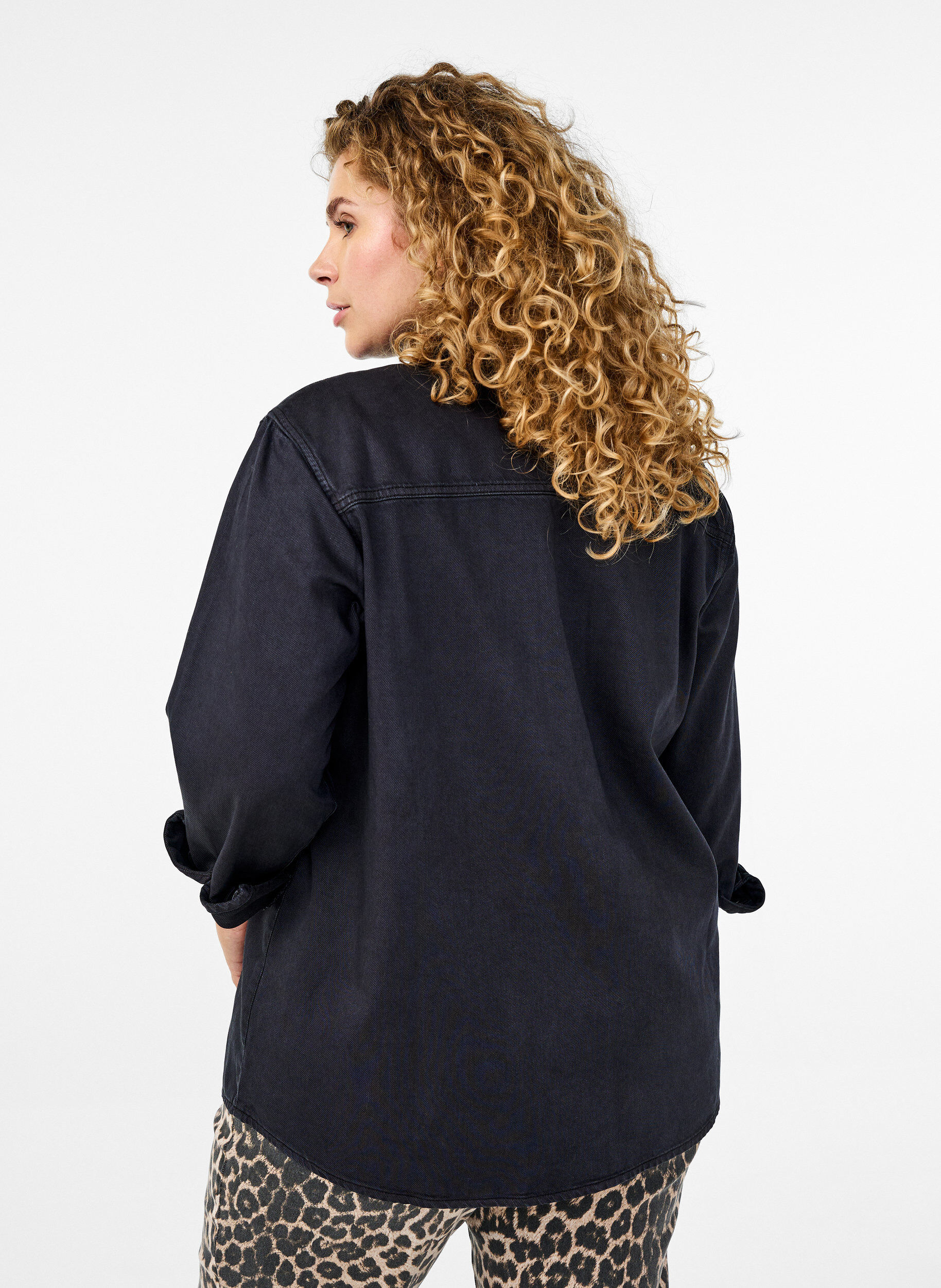 Zizzi Chemise en jean avec poches poitrine, Noir, Model image number 2