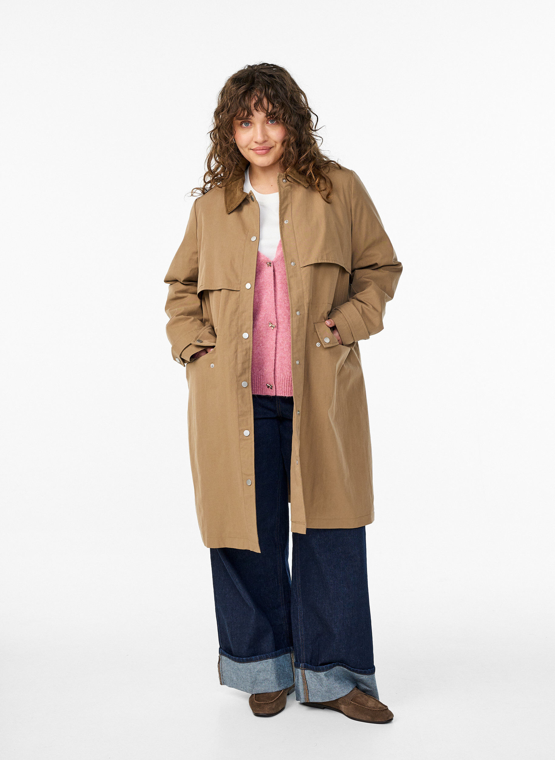 Zizzi Parka longue de printemps avec col en velours c&ocirc;tel&eacute;, Camel, Model image number 1