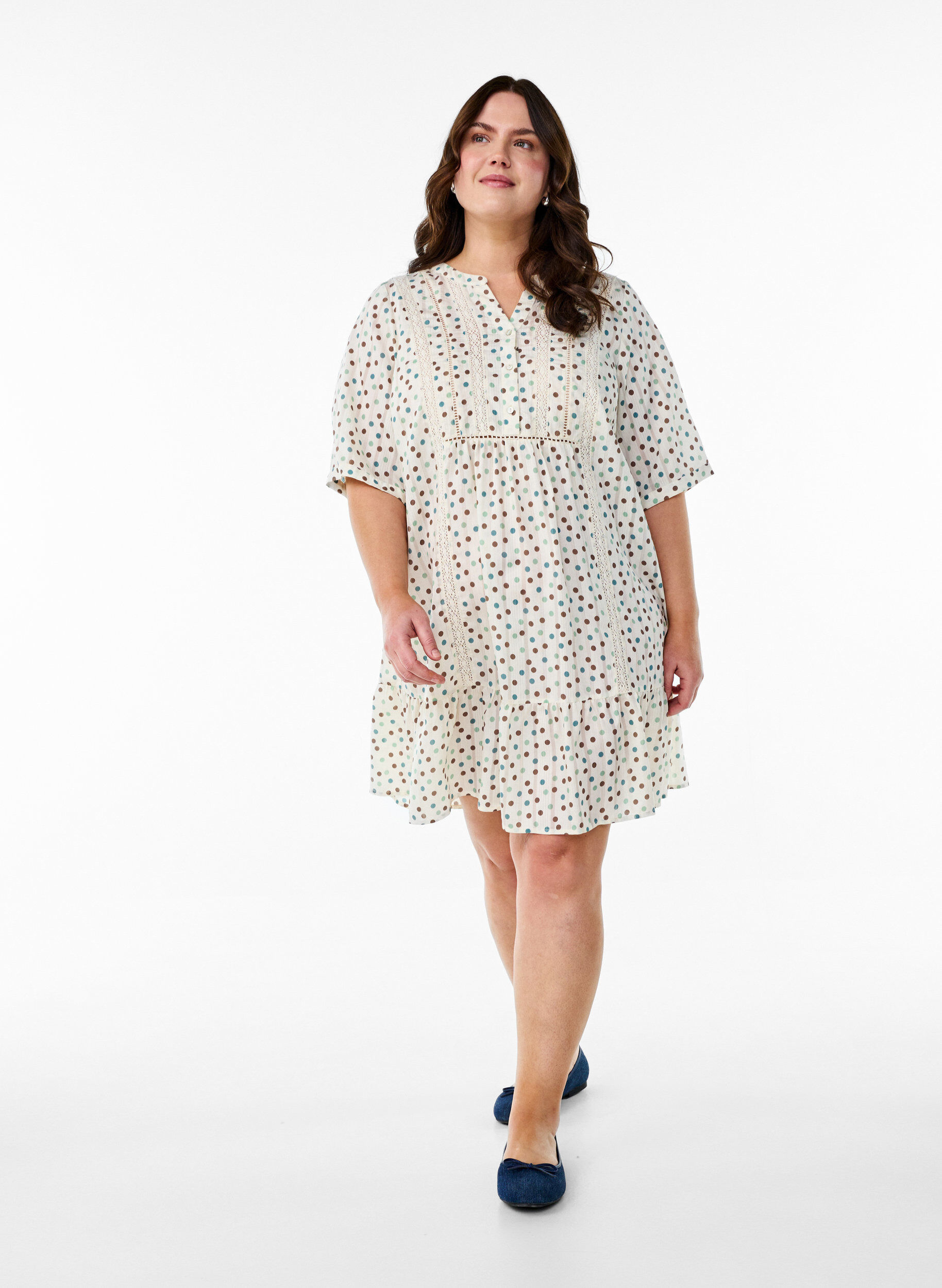 Zizzi Robe courte en viscose avec bordure en dentelle et coupe trap&egrave;ze, Blanc, Model image number 1