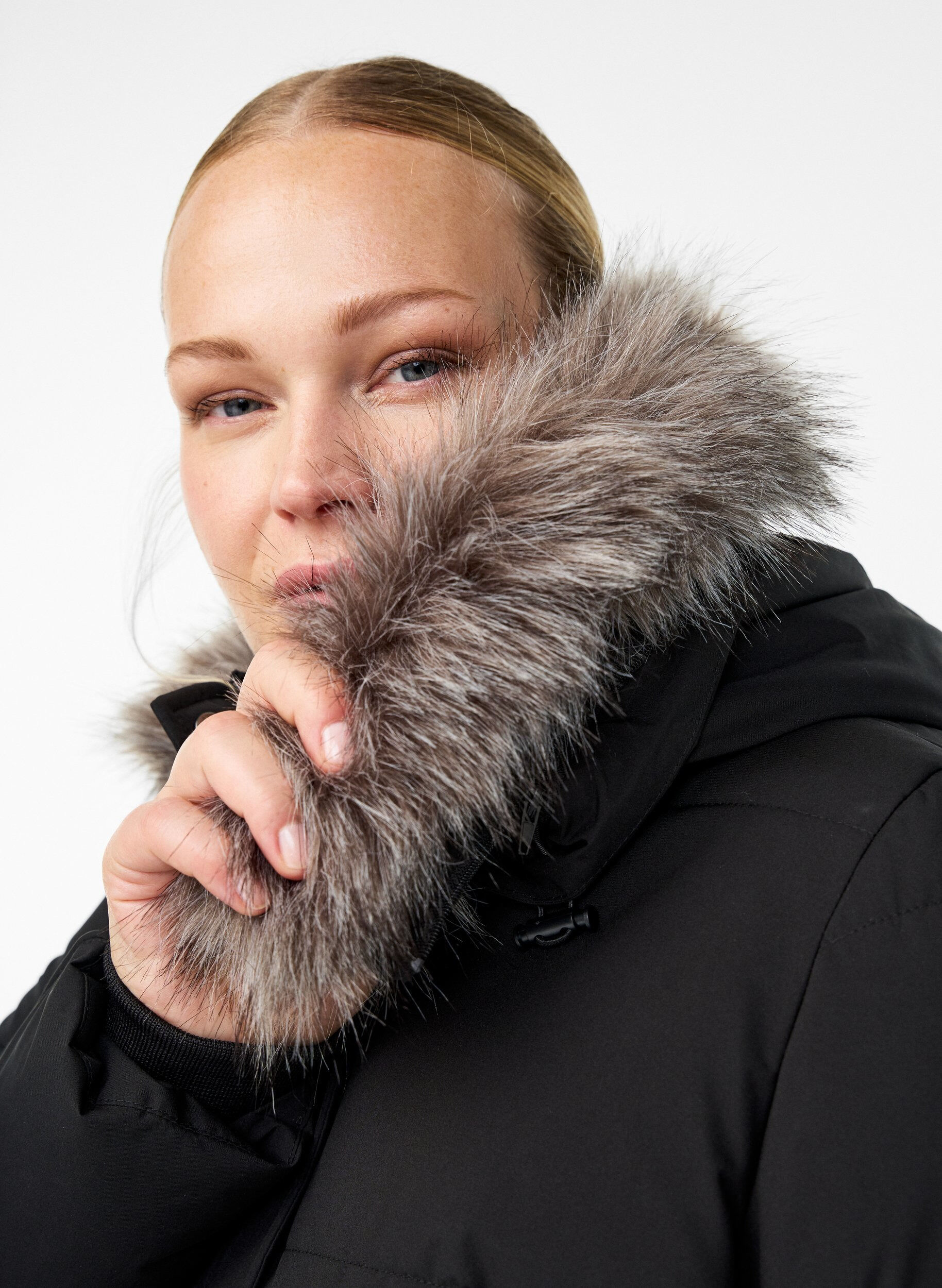 Zizzi Parka d&eacute;perlante avec col en fausse fourrure, Noir, Model image number 3