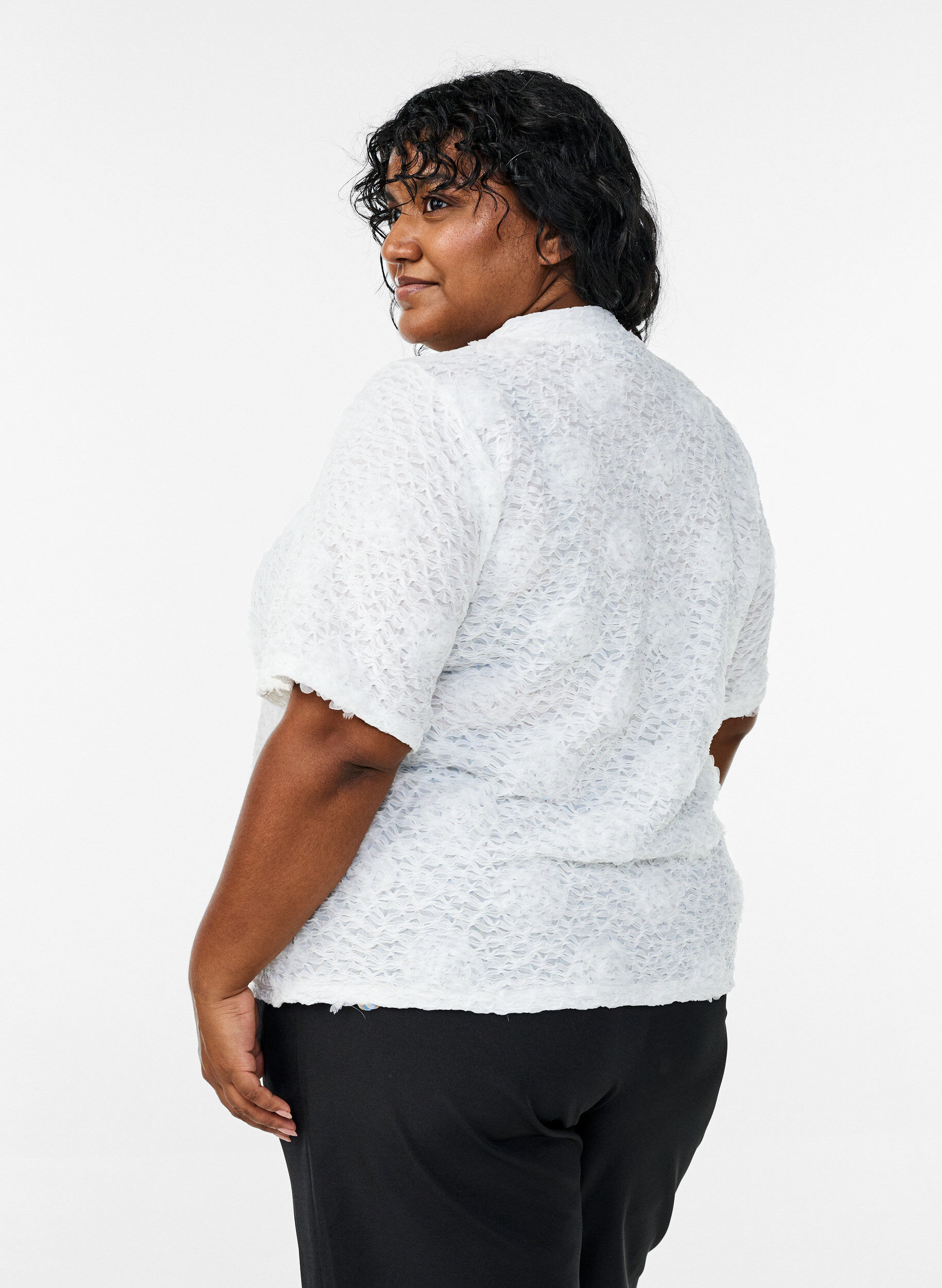 Zizzi Chemisier avec des fleurs en 3D et des manches courtes, Blanc, Model image number 2