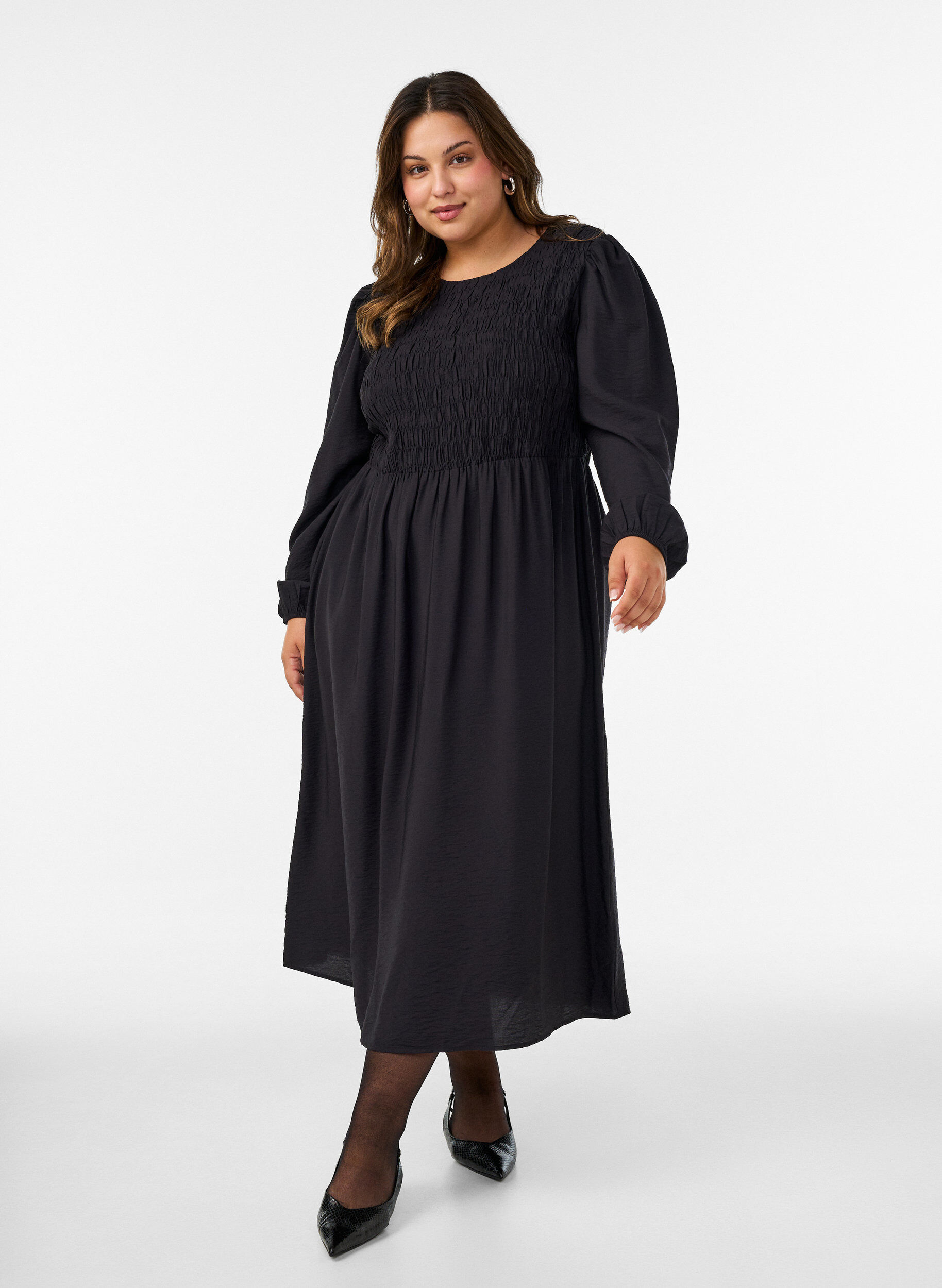 Robe midi en viscose avec smocks, Noir, Model