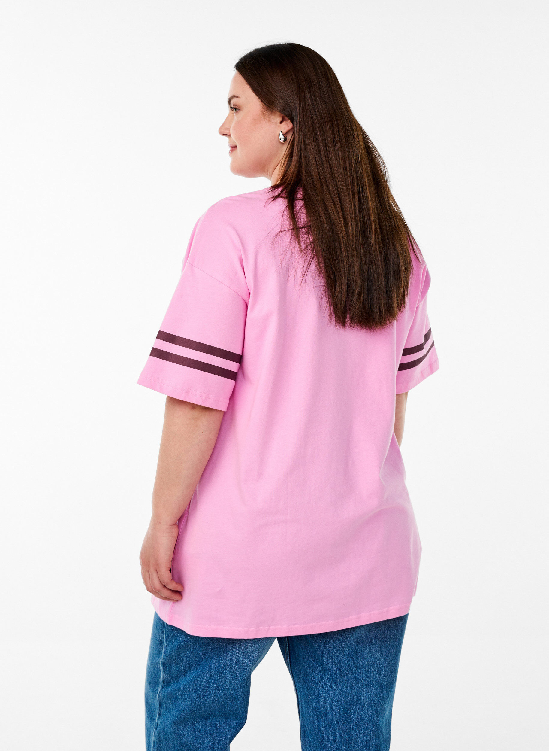 Zizzi T-shirt coll&egrave;ge oversize et sportif, Rose, Model image number 2