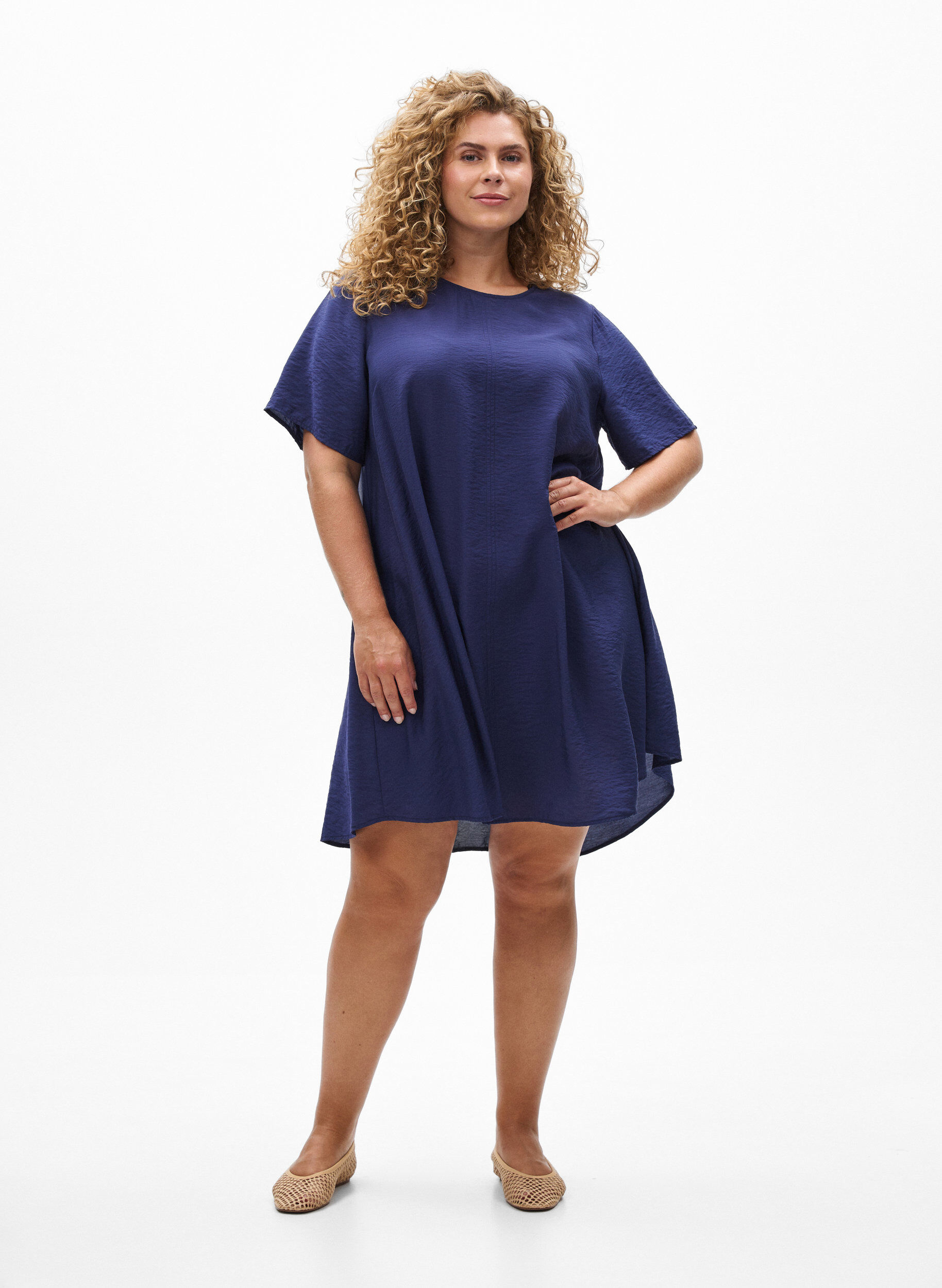 Zizzi Robe &eacute;vas&eacute;e en viscose &agrave; manches courtes, Bleu, Model image number 1