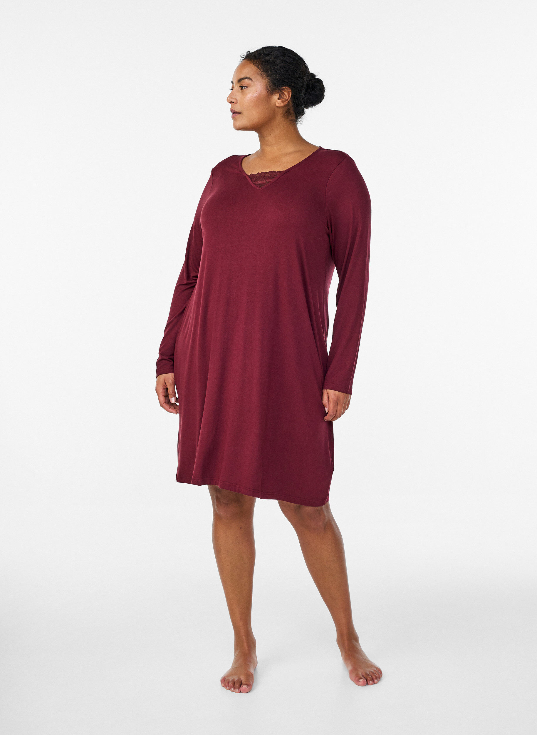 Zizzi Chemise de nuit &agrave; manches longues avec empi&egrave;cement en dentelle et col en V, Bordeaux, Model image number 1