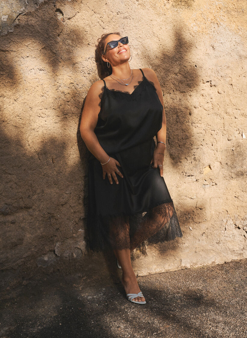 Jupe satin&eacute;e avec bordure en dentelle, Noir, Image image number 0