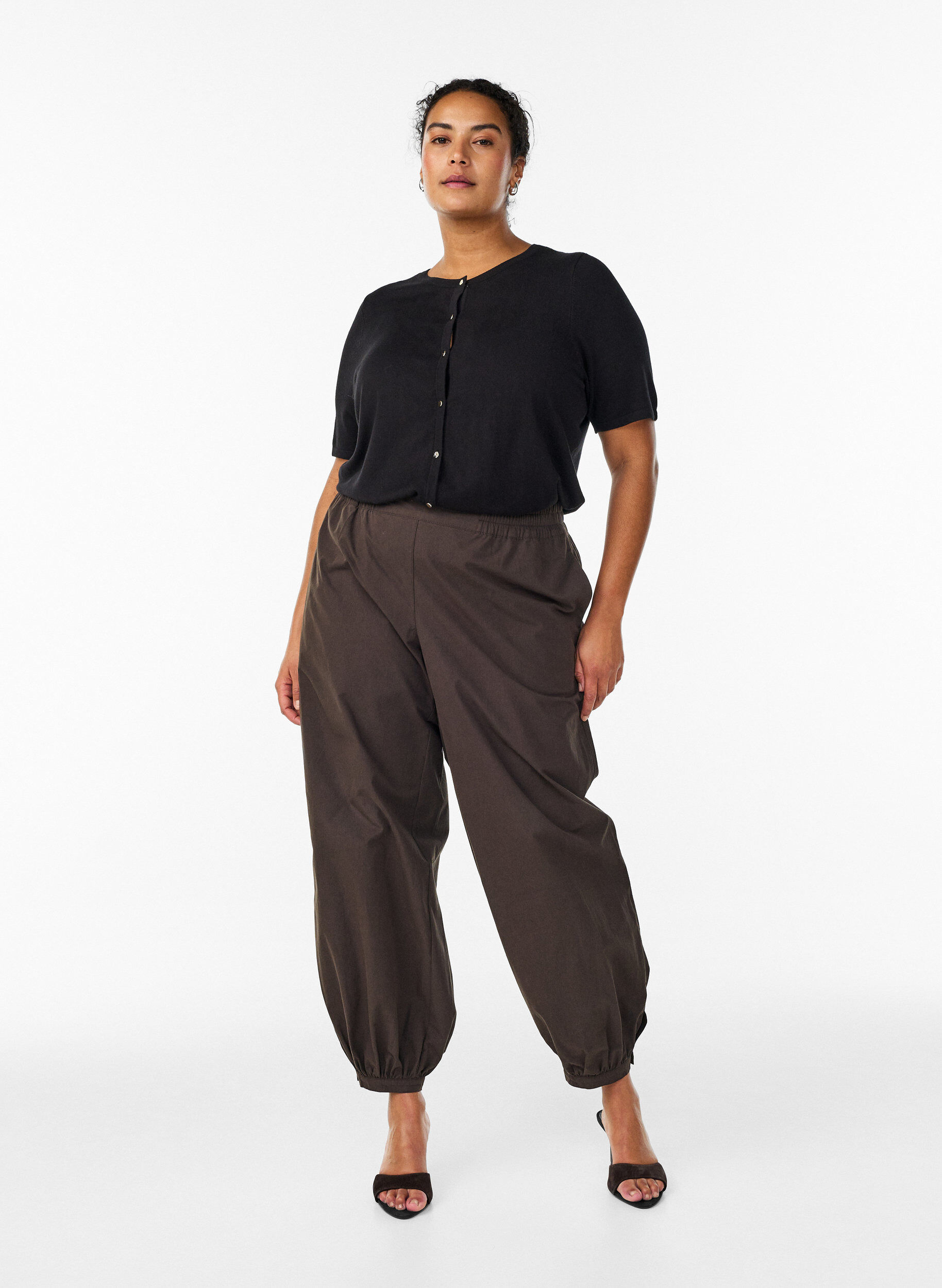 Zizzi Cardigan en maille &agrave; manches courtes en viscose, Noir, Model image number 1