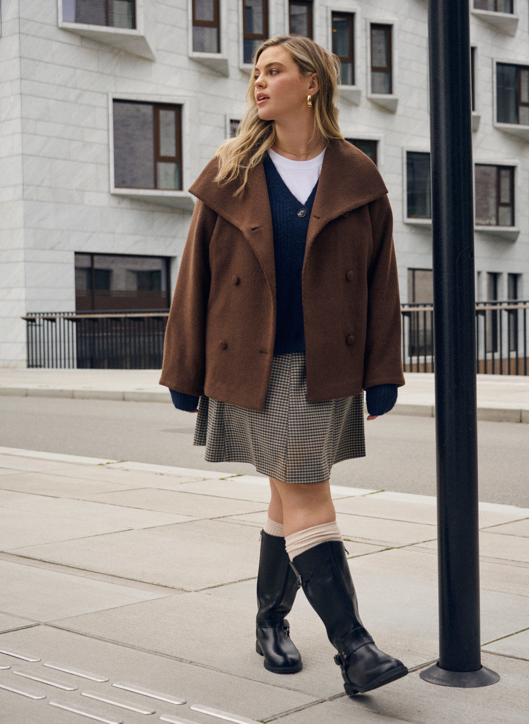 Zizzi Veste courte avec col et boutons recouverts de tissu, Marron, Image image number 0