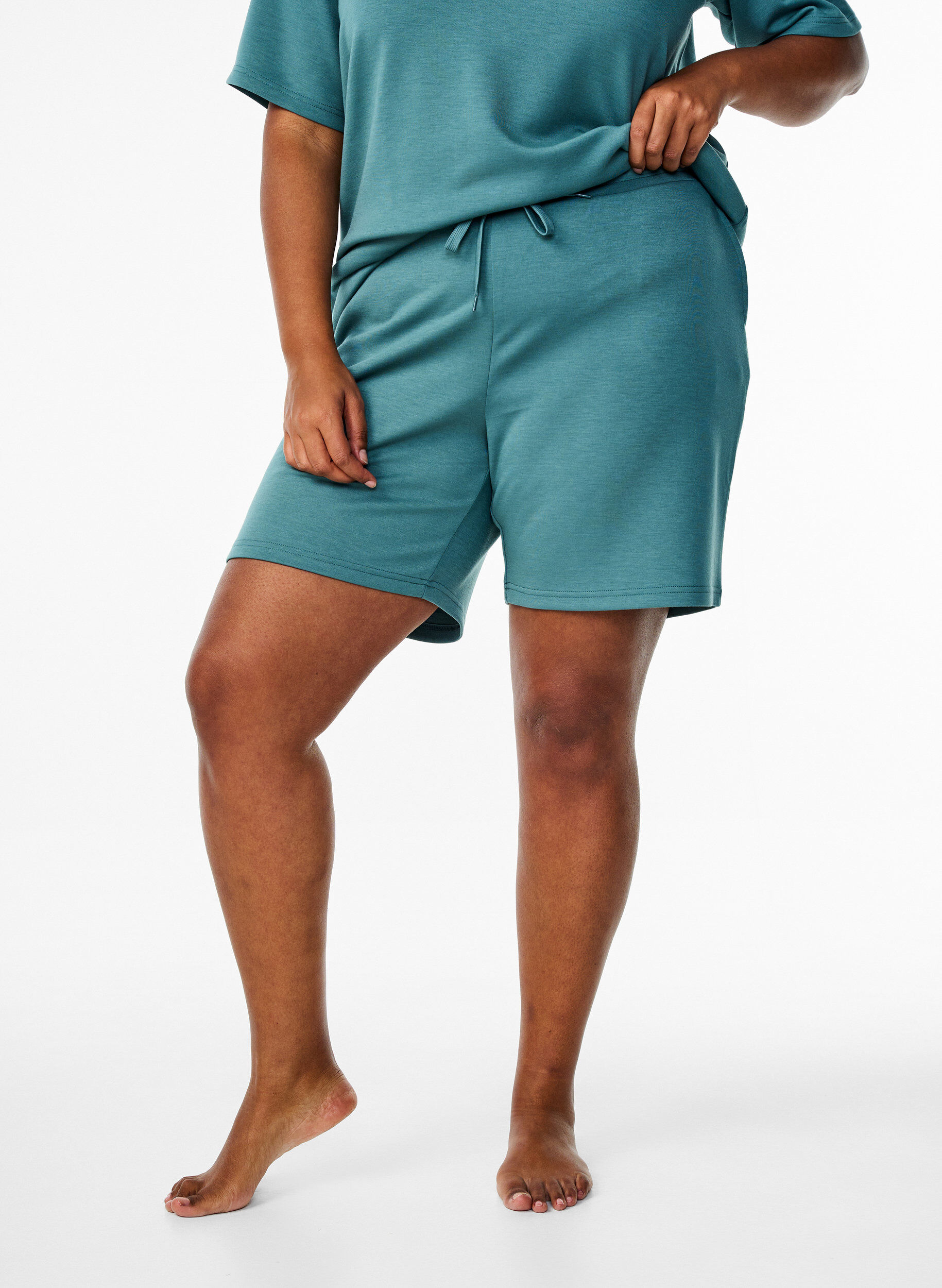 Zizzi Shorts en m&eacute;lange de modal avec des poches, Vert, Model image number 3