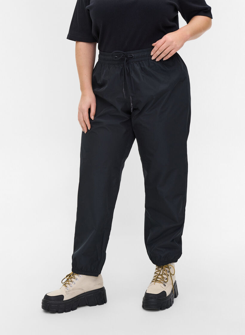 Pantalon de pluie avec élastique et cordons de serrage, Black, Model image number 2