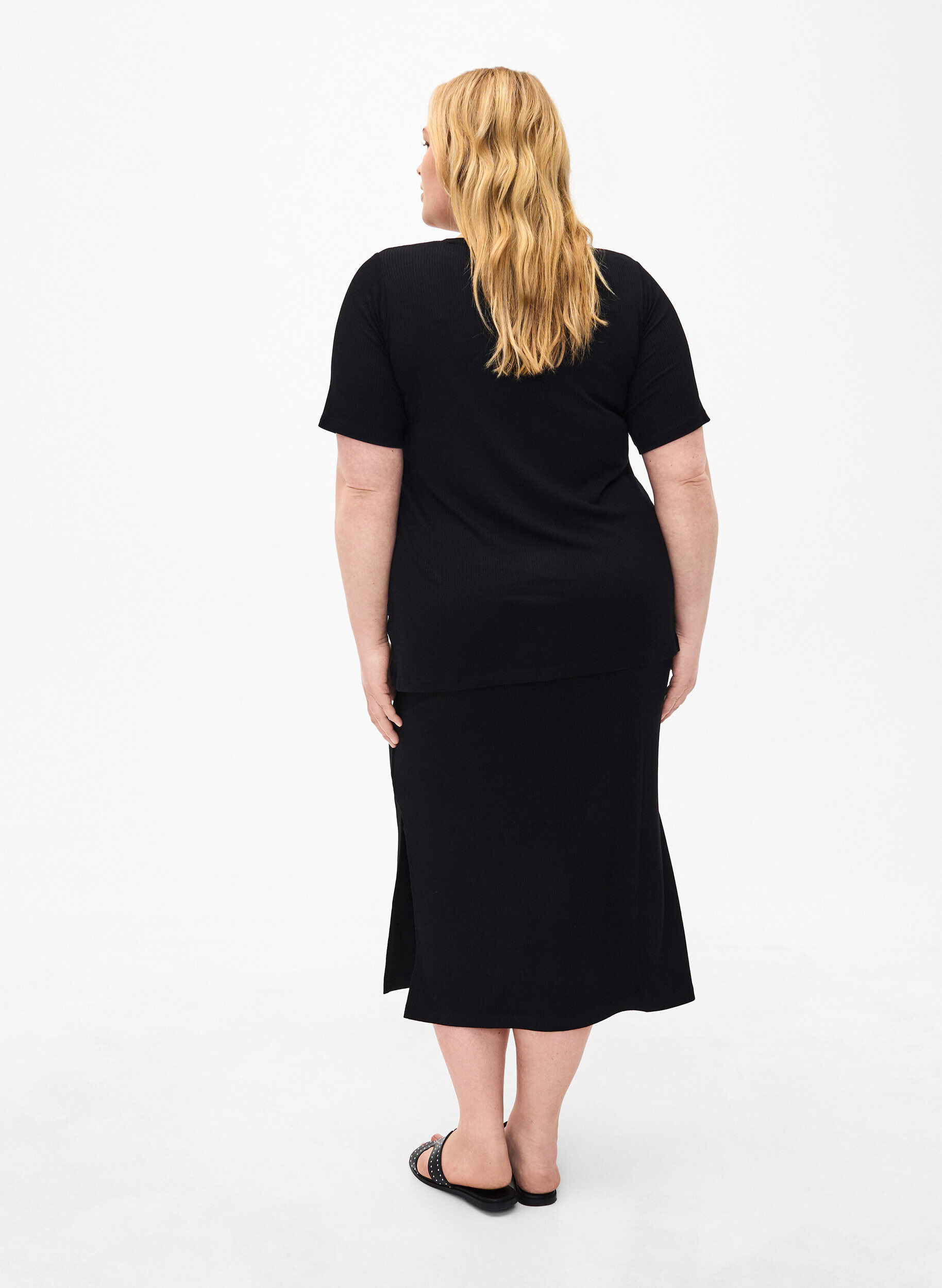 Zizzi Jupe midi ajust&eacute;e en viscose, Noir, Model image number 2