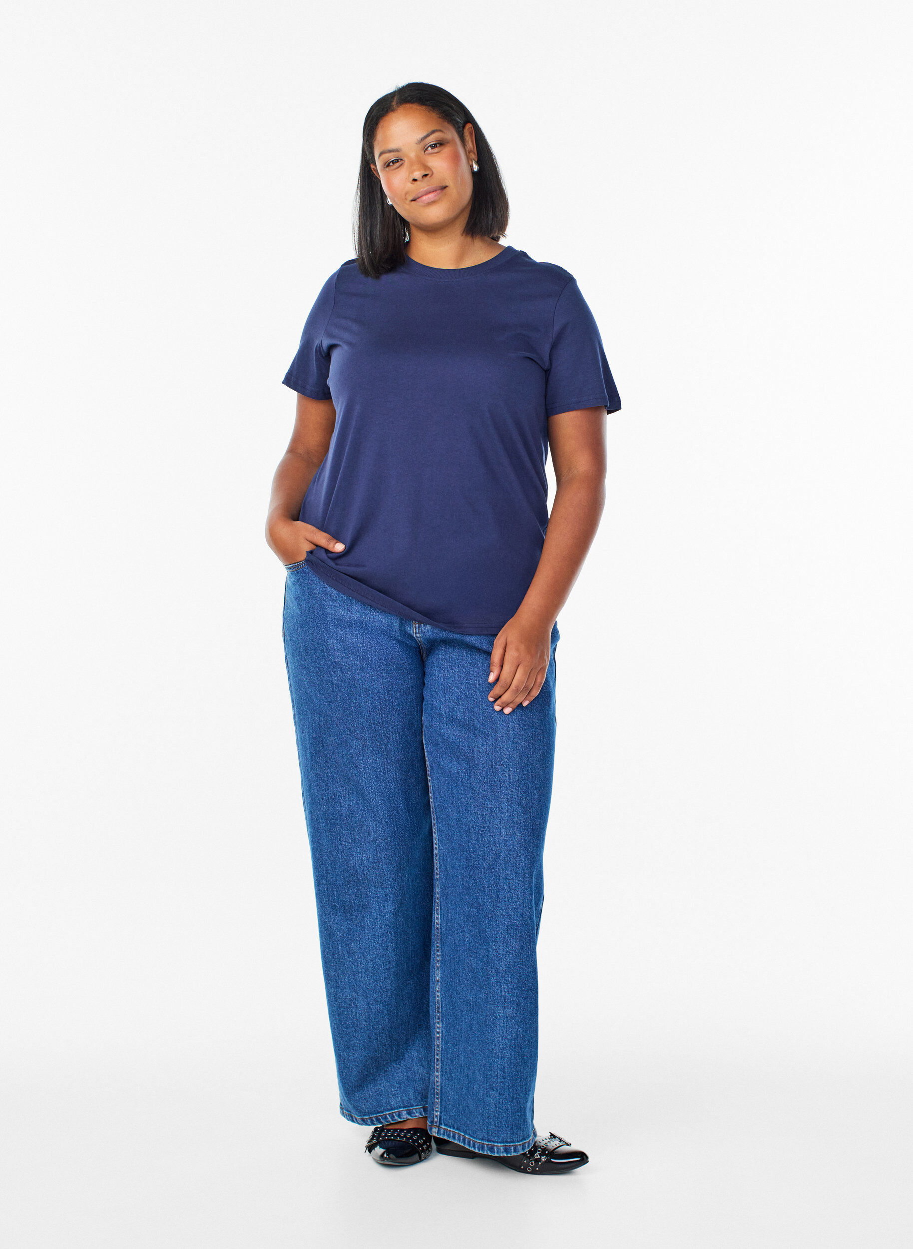 Zizzi T-shirt basique en coton &agrave; col rond, Bleu, Model image number 1